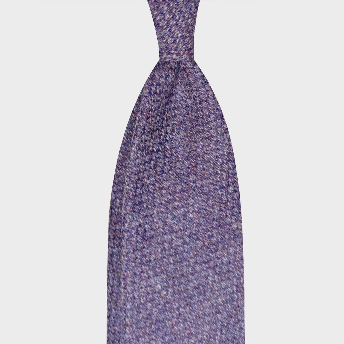Cravate en tweed de laine glicine, fabriquée à la main en Italie. Cravate exclusive en tweed de laine disponible chez Wools Boutique Homme, tweed léger avec texture douce au toucher, tissu grain d'orge, cravate viola genève