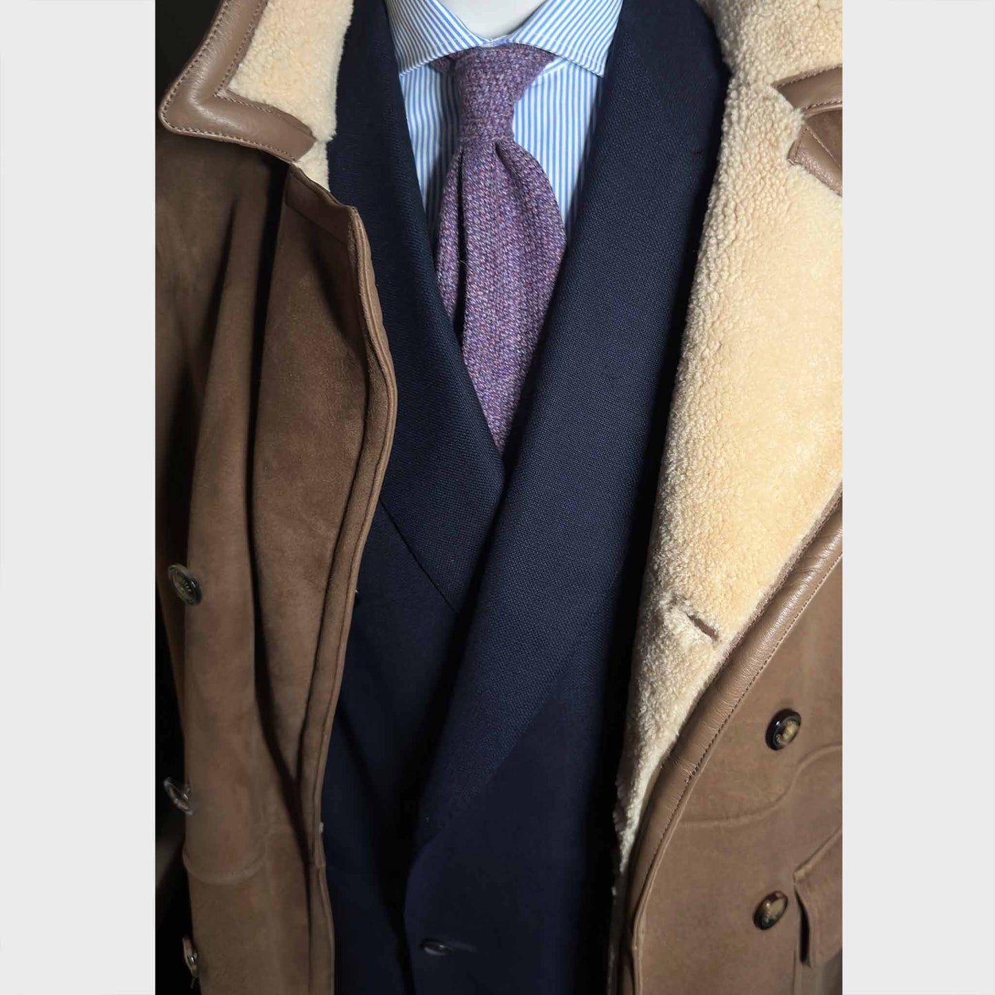 Cravate exclusive en tweed de laine disponible chez Wools Boutique Homme, tweed léger avec texture douce au toucher, tissu grain d'orge, cravate viola genève