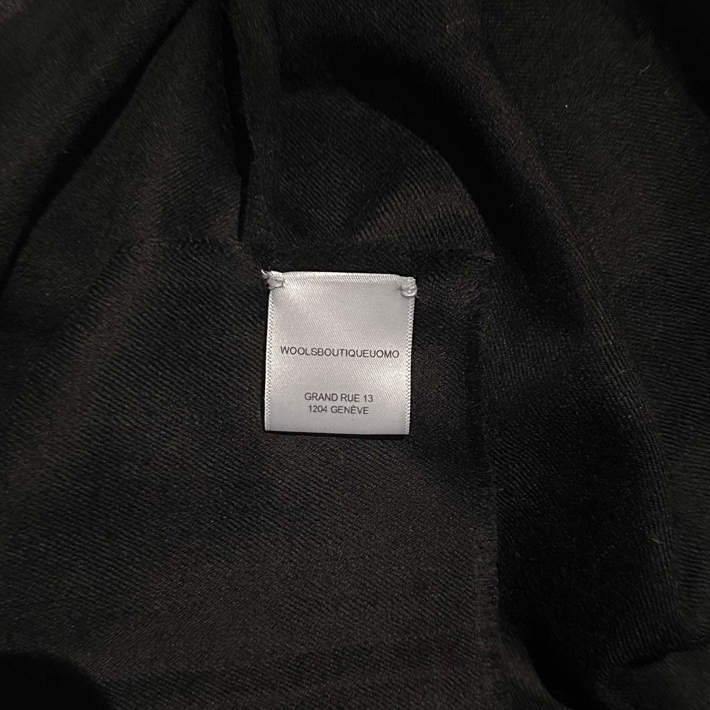 Discover the elegance of the black cashmere scarf, exclusively at Wools Boutique Uomo in Geneva, handcrafted in Italy, this mono color scarf adds sophistication to any outfit.