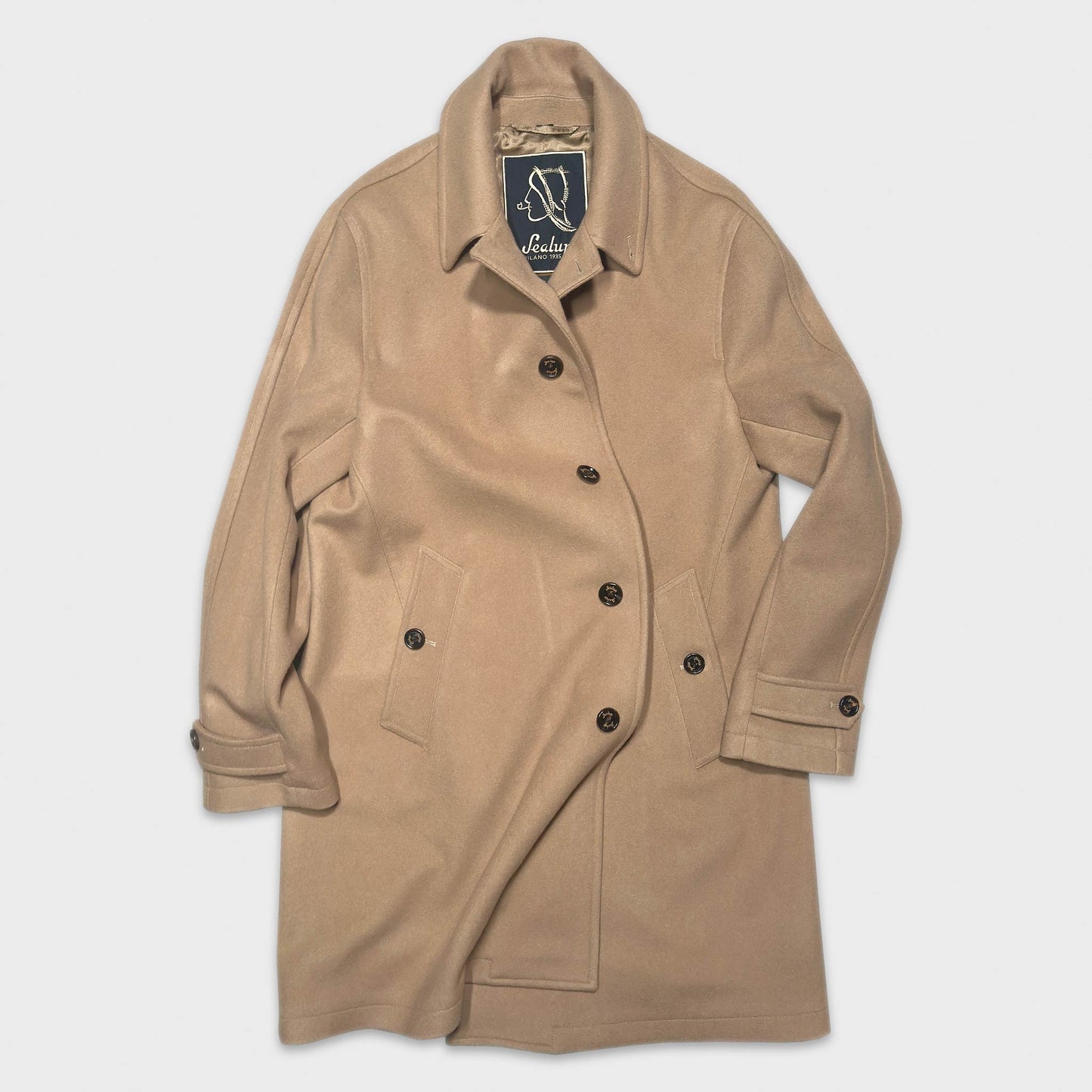 Luxury Camel Coat Wool Cashmere Sealup Shop Geneva. Men's camel coat made in Italy by Sealup with soft wool and cashmere, single breasted, warm and soft to the touch fabric, discover in Wools Boutique Uomo Geneva