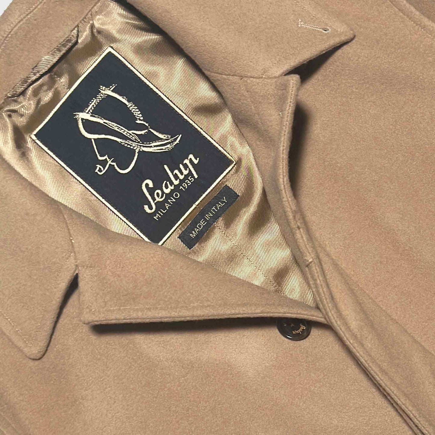 Camel Coat Wool Cashmere Sealup Shop Geneva. Men's camel coat made in Italy by Sealup with soft wool and cashmere, single breasted, warm and soft to the touch fabric, discover in Wools Boutique Uomo Geneva