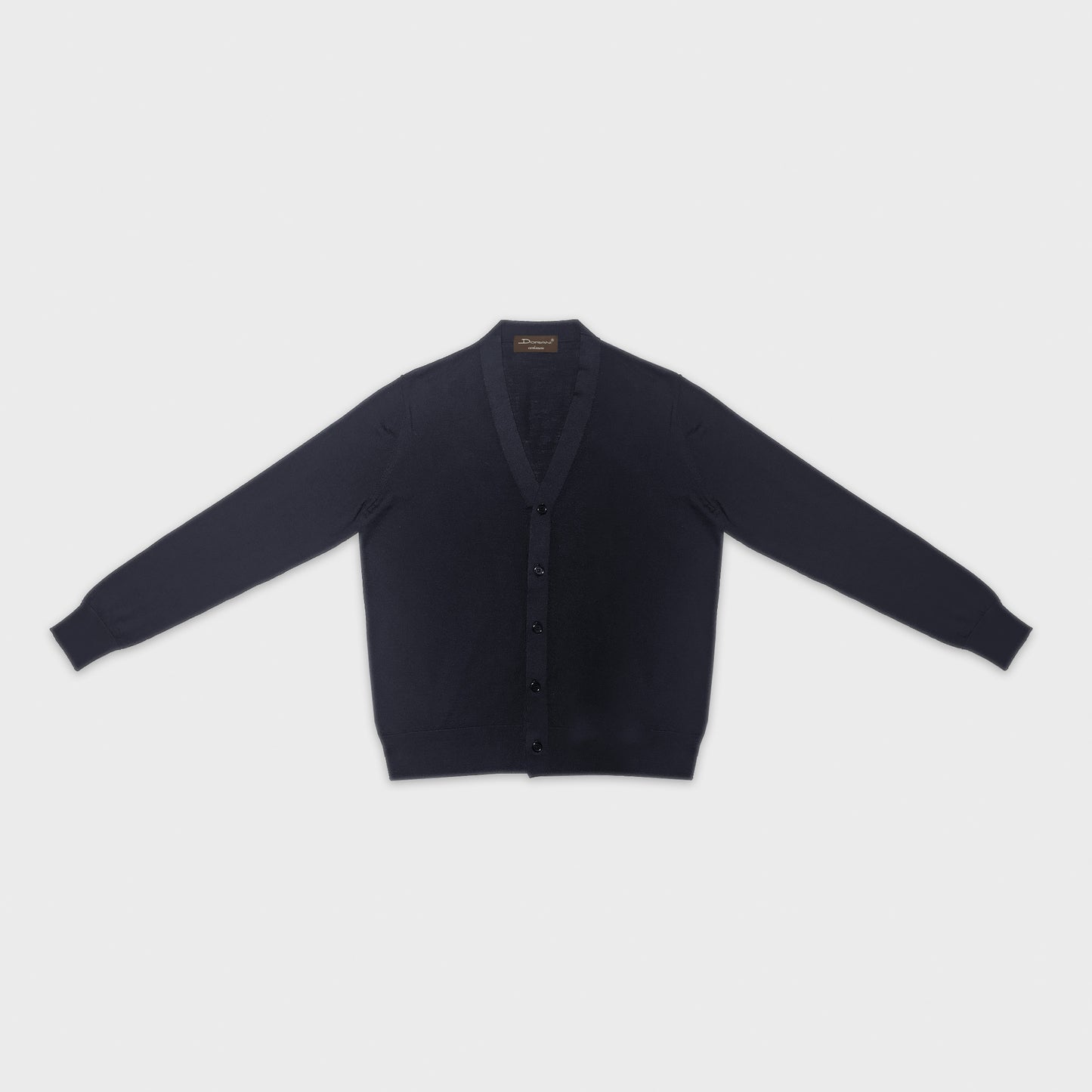 Cardigan bleu marine 5 boutons en laine, soie et cachemire Doriani. Cardigan bleu marine pour homme en laine, soie et cachemire, fabriqué en Italie par Doriani. Coupe classique avec cinq boutons en nacre. Cardigan manches longues pour homme Doriani Geneva