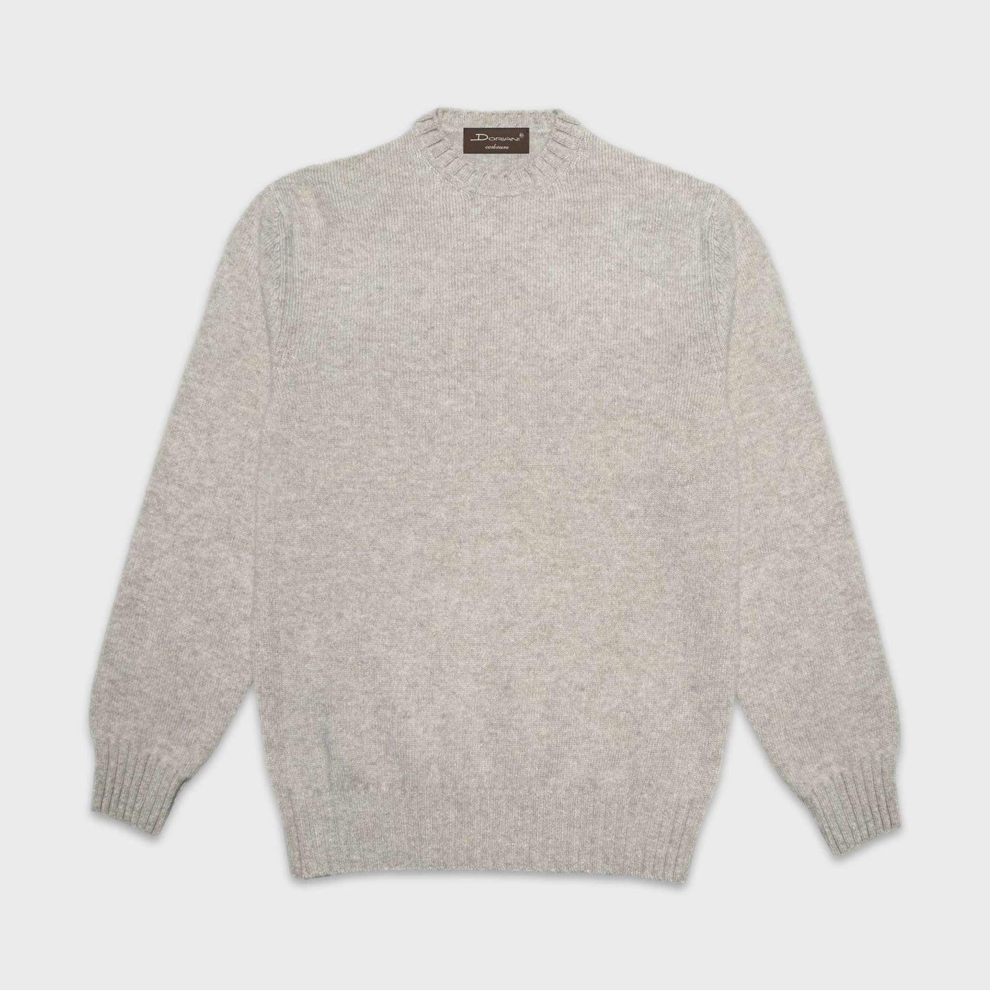 Pull col rond beige en cachemire à Genève. Pull col rond en cachemire intemporel, idéal à porter avec de nombreuses vestes classiques ou sportives, fabriqué en Italie acheter dans la boutique de Genève.