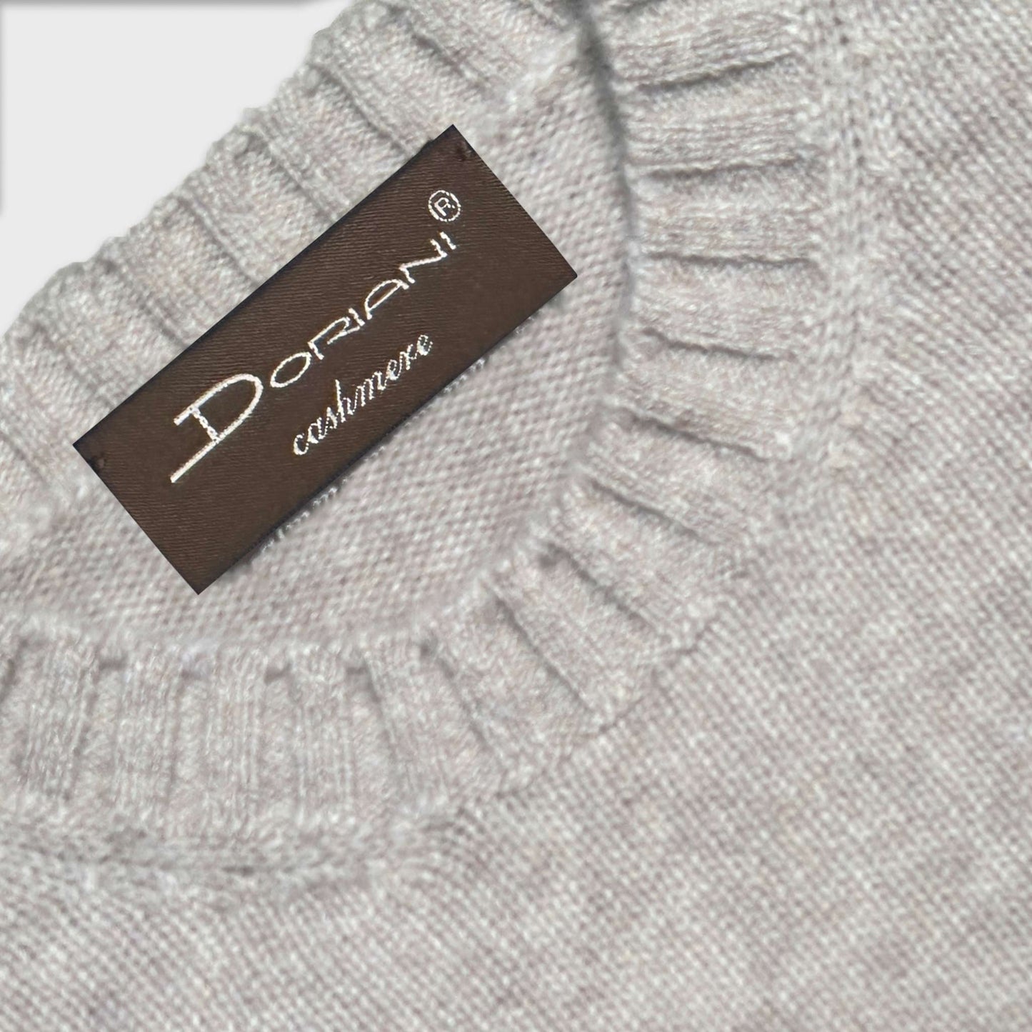 Pull col rond en cachemire intemporel, idéal à porter avec de nombreuses vestes classiques ou sportives, fabriqué en Italie acheter dans la boutique de Genève.