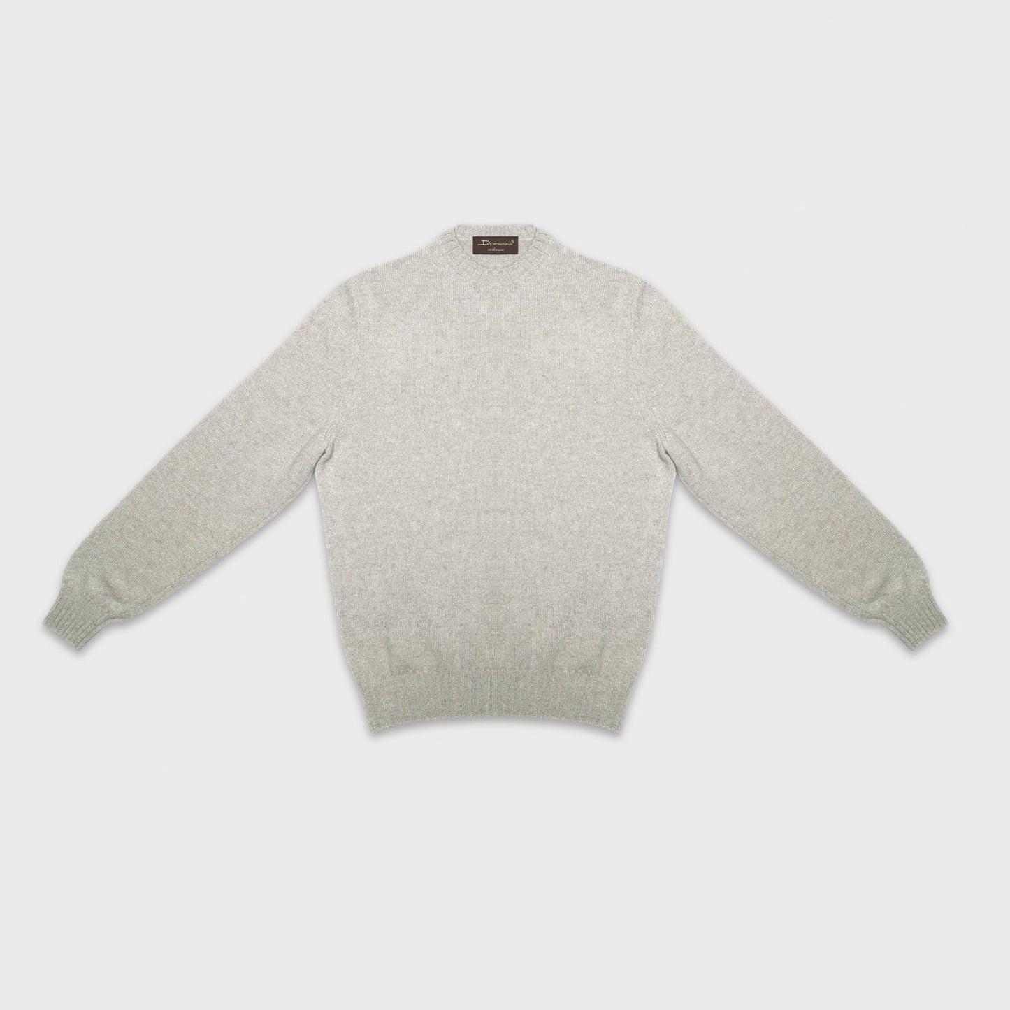 Pull col rond en cachemire intemporel, idéal à porter avec de nombreuses vestes classiques ou sportives, fabriqué en Italie acheter dans la boutique de Genève.