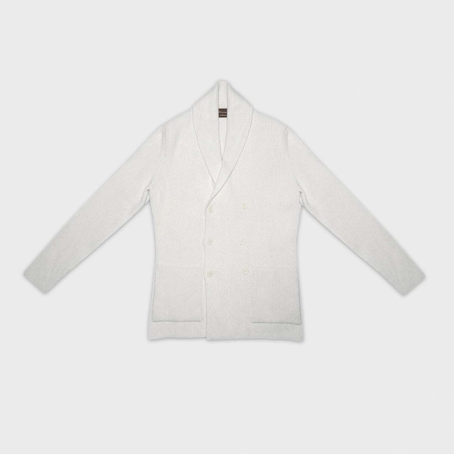 Cardigan blanc croisé à col châle en cachemire. Fabriqué à Genève en Italie par Doriani avec du cachemire de la plus haute qualité, ce cardigan en cachemire à col châle est idéal avec une chemise et une cravate ou un col ras du cou classique.