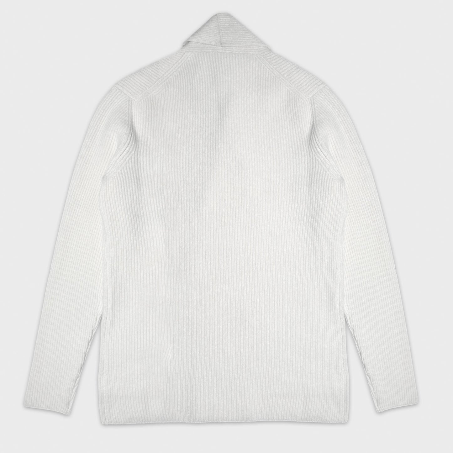 Cardigan blanc croisé à col châle en cachemire. Fabriqué à Genève en Italie par Doriani avec du cachemire de la plus haute qualité, ce cardigan en cachemire à col châle est idéal avec une chemise et une cravate ou un col ras du cou classique.