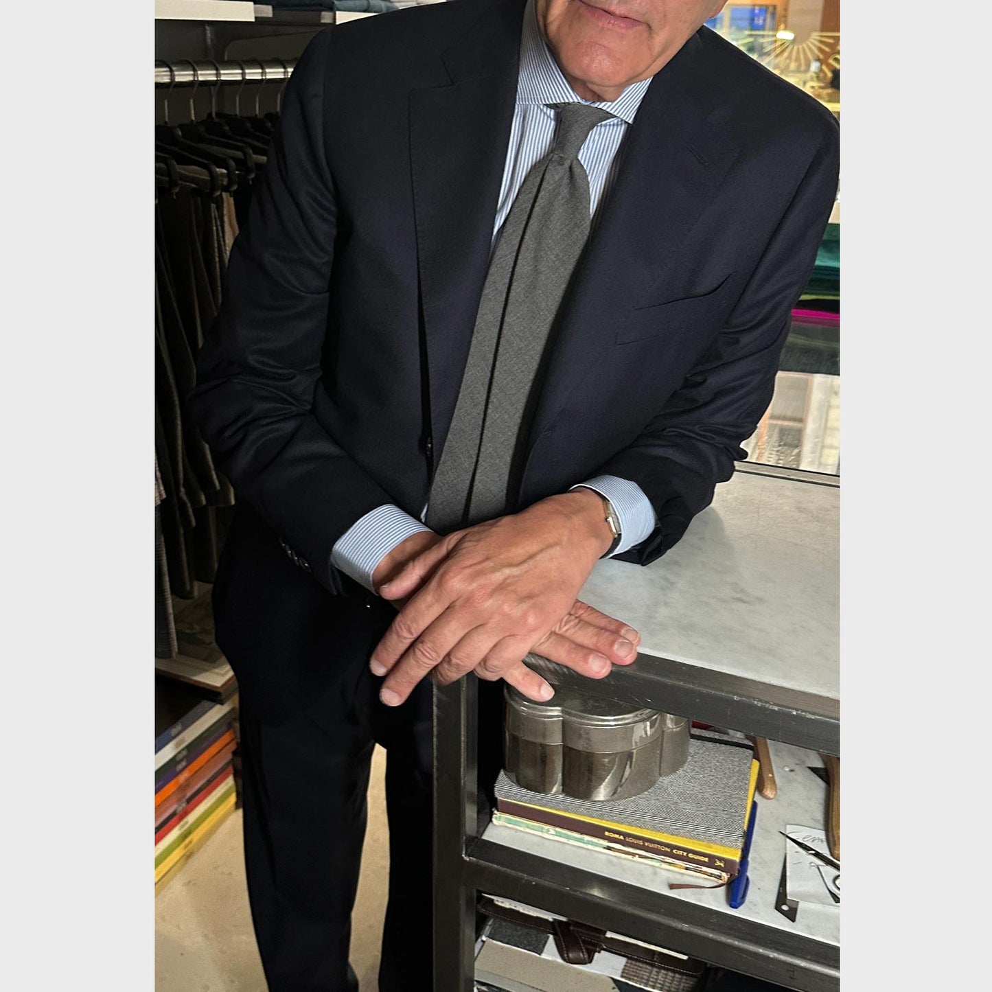 cravate cachemire gris fumé faite à la main en Italie, disponible chez Wools Boutique Uomo, boutique pour hommes Grand-Rue 13 1204 Genève