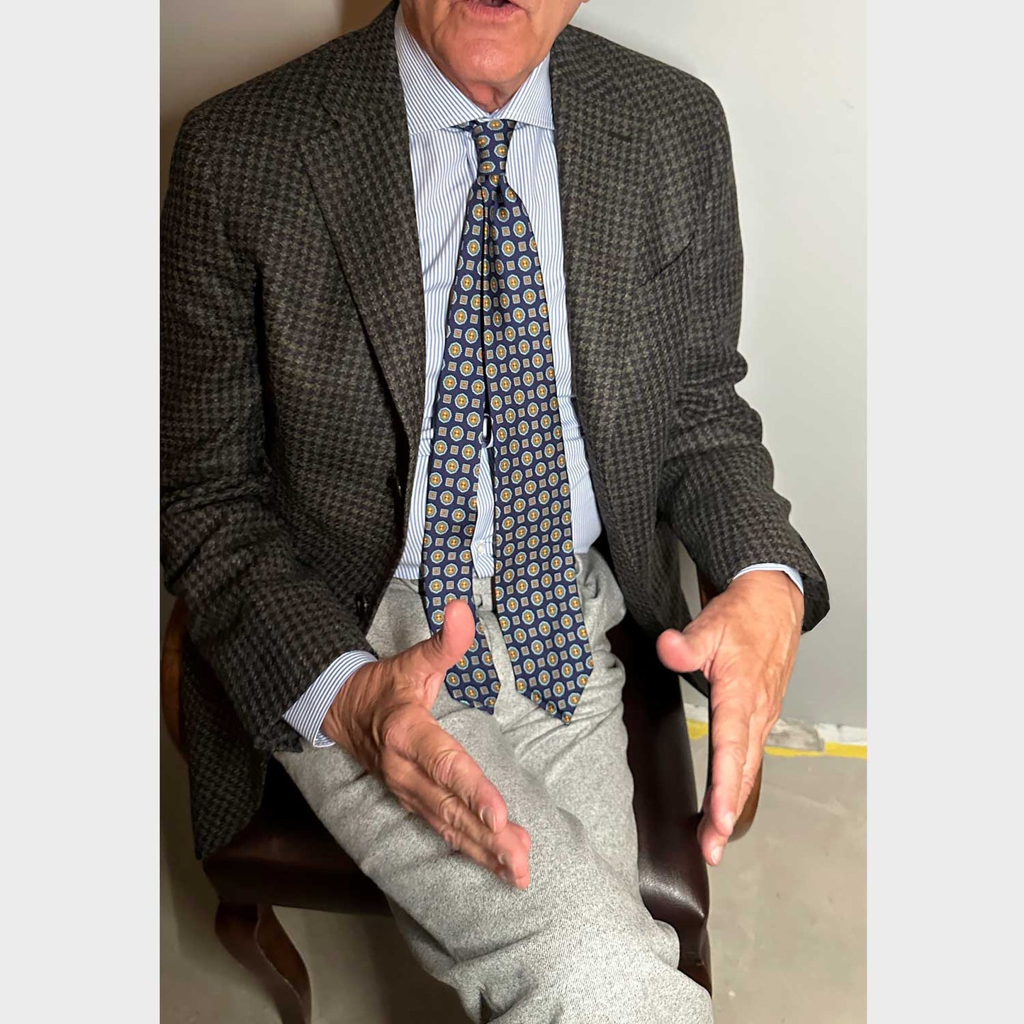 cravate classique en soie bleu nuit à motifs losanges, fabriquée à la main en Italie, disponible chez Wools Boutique Uomo, boutique homme Grand-Rue 13 1204 Genève