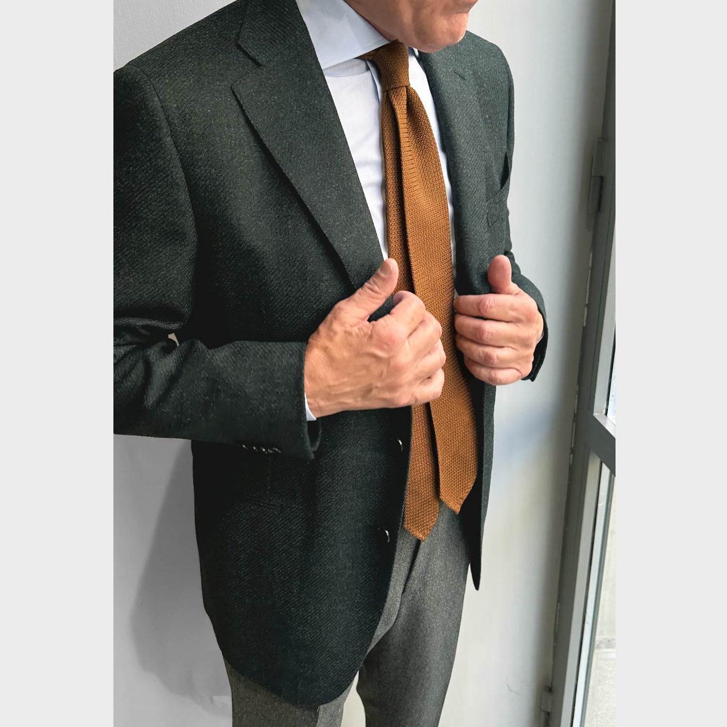 boutique à Genève pour cravate en soie grenadine couleur unie marron cuivré, fabriquée à la main en Italie, disponible chez Wools Boutique Uomo, boutique homme Grand-Rue 13 1204 Genève