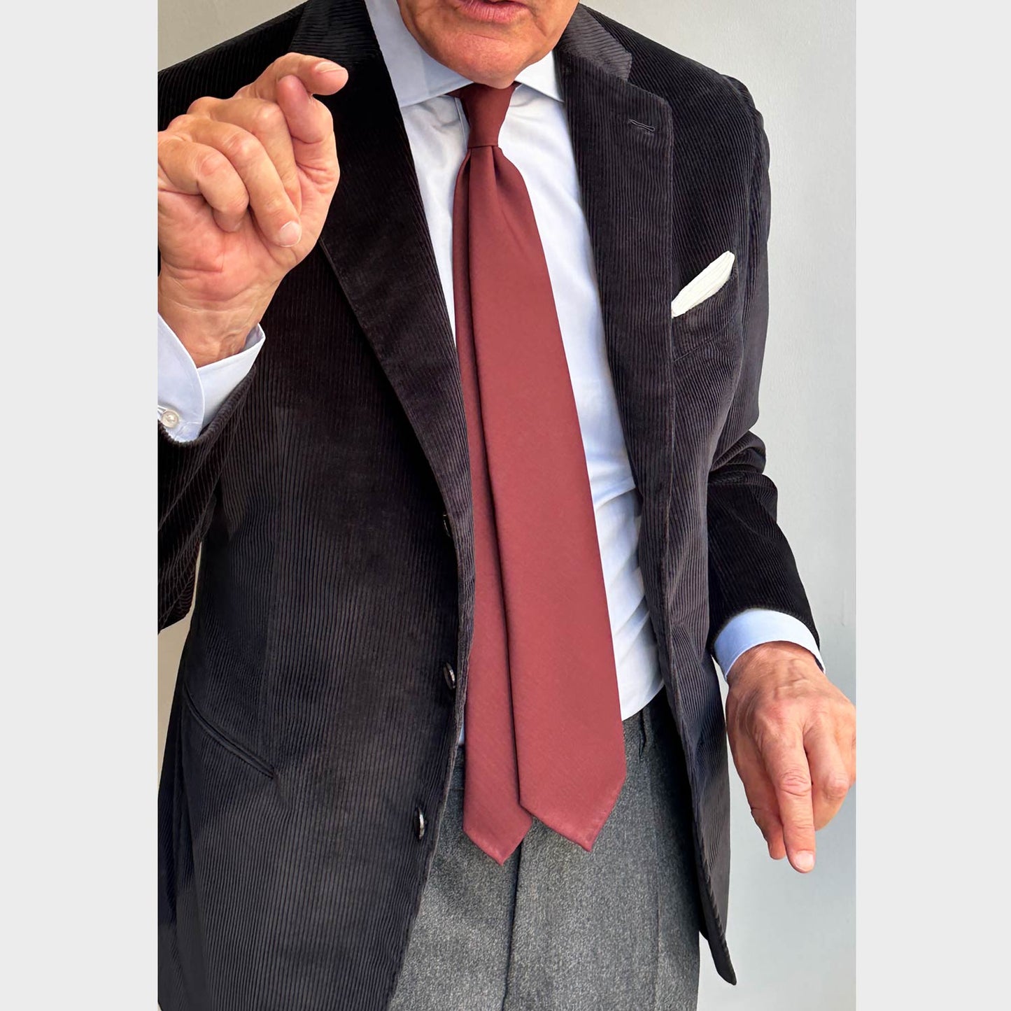 boutique à Genève pour cravate quatre saisons en laine uni rouge bordeaux, fabriquée à la main en Italie, disponible chez Wools Boutique Uomo, boutique homme Grand-Rue 13 1204 Genève