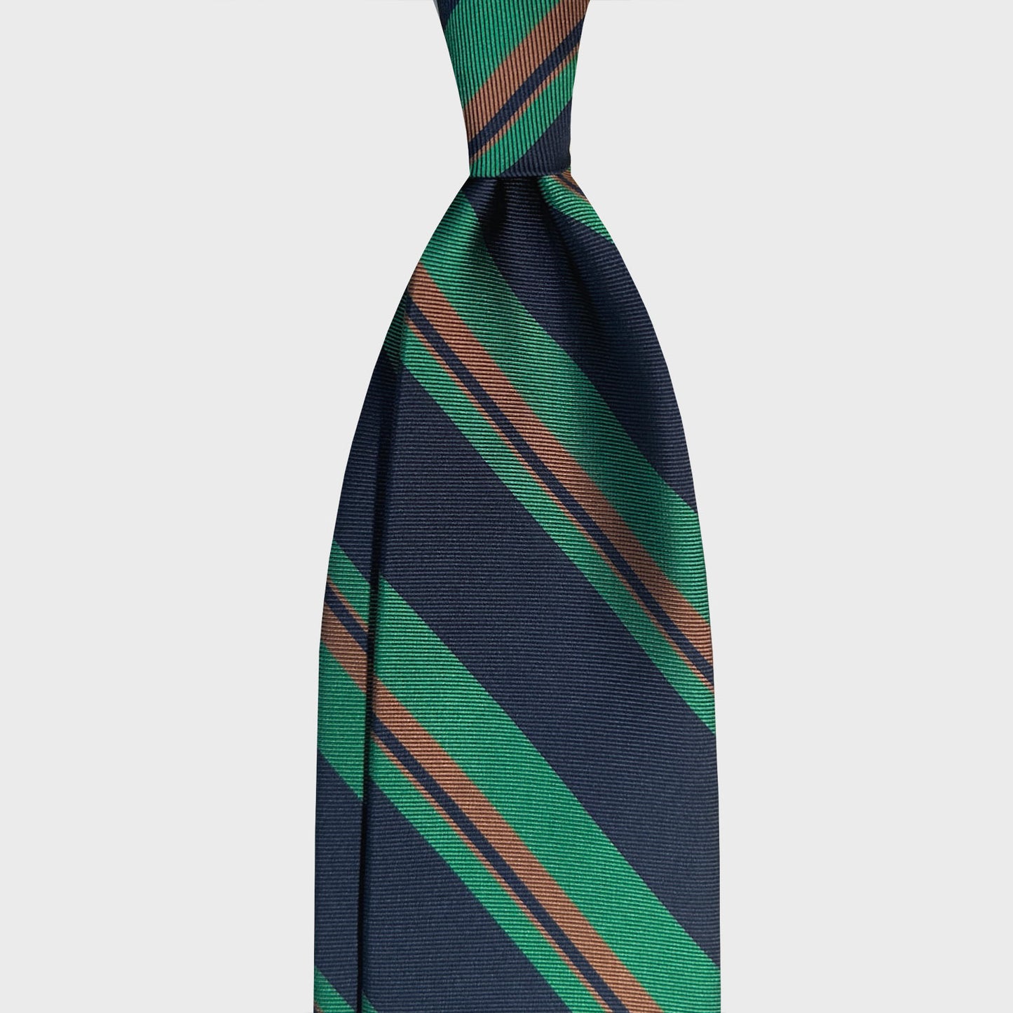 Grass Green Striped Regimental Silk Tie. Cravate régimentaire réalisée à la main en soie jacquard, rayures blue et vertes. Fabriqué en Italie par F.Marino Napoli pour Wools Boutique Uomo à Genève