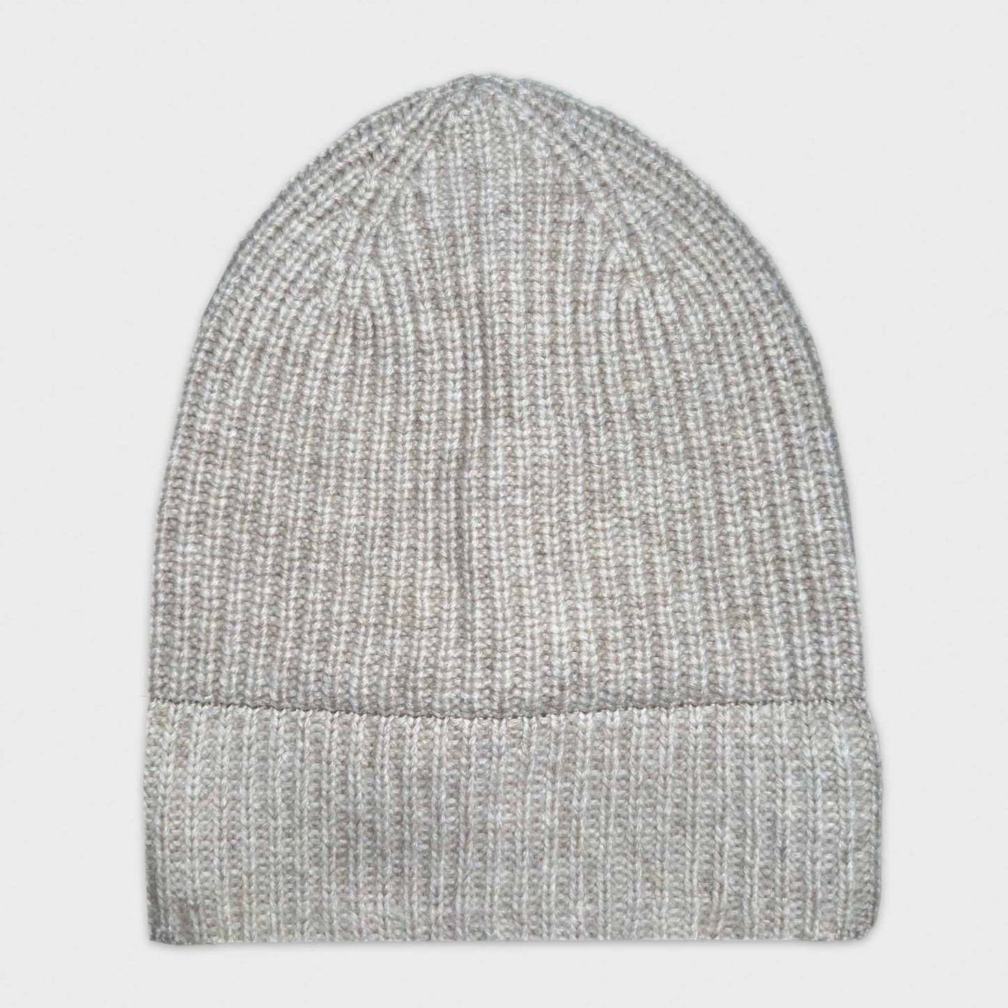 Bonnet côtelé en cachemire grège, boutique d'accessoires de luxe à Genève. Fabriqué en Italie par Doriani, ce bonnet doux en cachemire côtelé 100 % cachemire est un modèle unisexe idéal, taille unique, doux et chaud, idéal par temps froid et venteux.