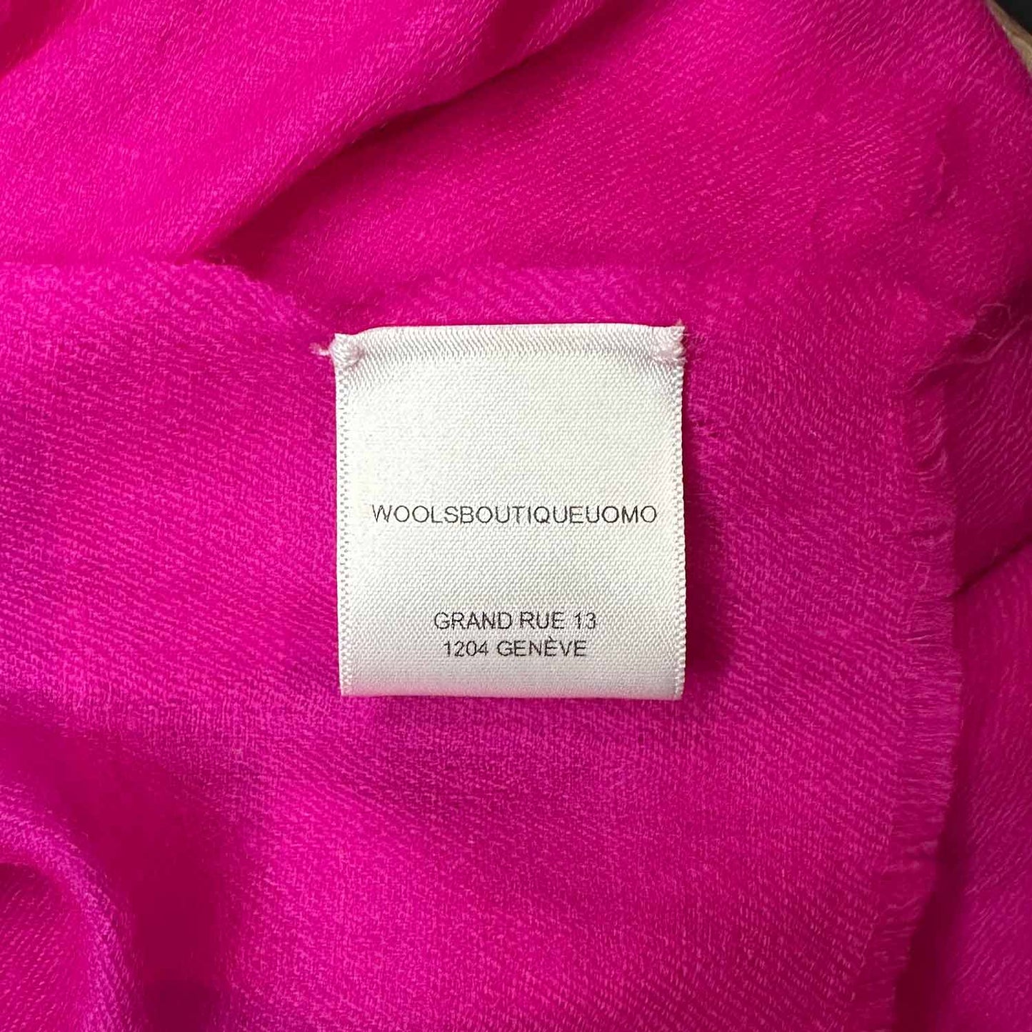 Discover the fucsia cashmere scarf, exclusively crafted in Italy. Shop this luxurious mono color scarf at Wools Boutique Uomo in Geneva.
