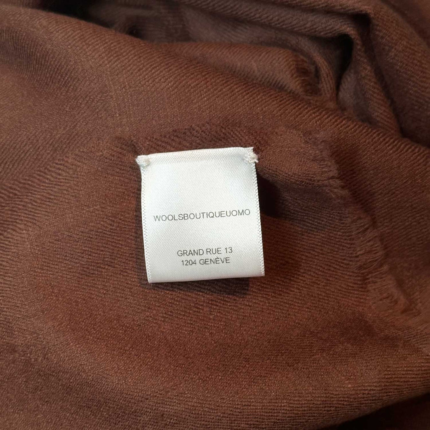 Discover the cognac brown cashmere scarf, exclusively crafted in Italy. Shop this luxurious mono color scarf at Wools Boutique Uomo in Geneva.