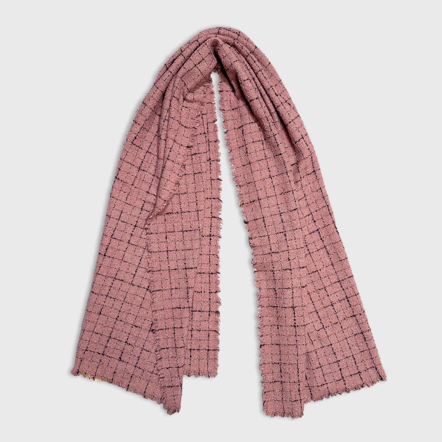 Timeless and refined scarf with a classic windowpane pattern, antique pink cool color, unisex comfortable size, warm and very soft to the touch. Discover it in the men's boutique at Grand-Rue 13, Geneva.