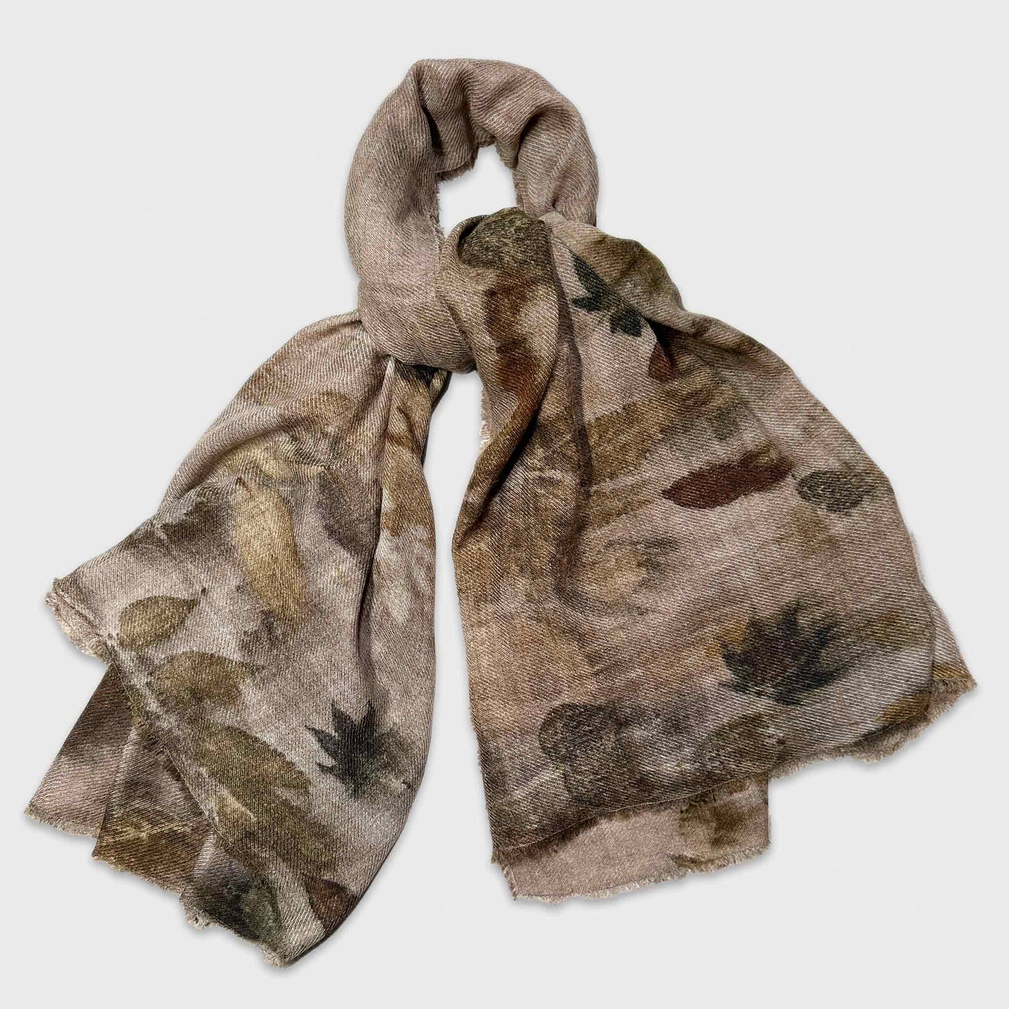 Natural Autumn Leaves Wool Cashmere Scarf Shop Geneva. Unique scarf with an refined natural pattern, made in Italy scarves Faliero Sarti scarf, unisex size, soft and warm wool and cashmere, ideal to wear in the 4 seasons. Discover the scarves collection Wools Boutique Uomo in Geneva.