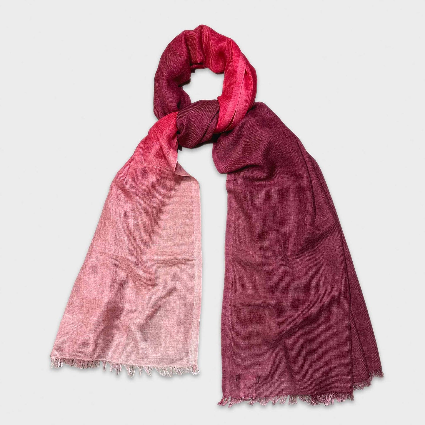 Écharpe en cachemire rose à Genève. Écharpe raffinée en cachemire rose, fabriquée en Italie par Faliero Sarti pour Wools Boutique Uomo Genève. Écharpe faite main en cachemire doux et chaud.