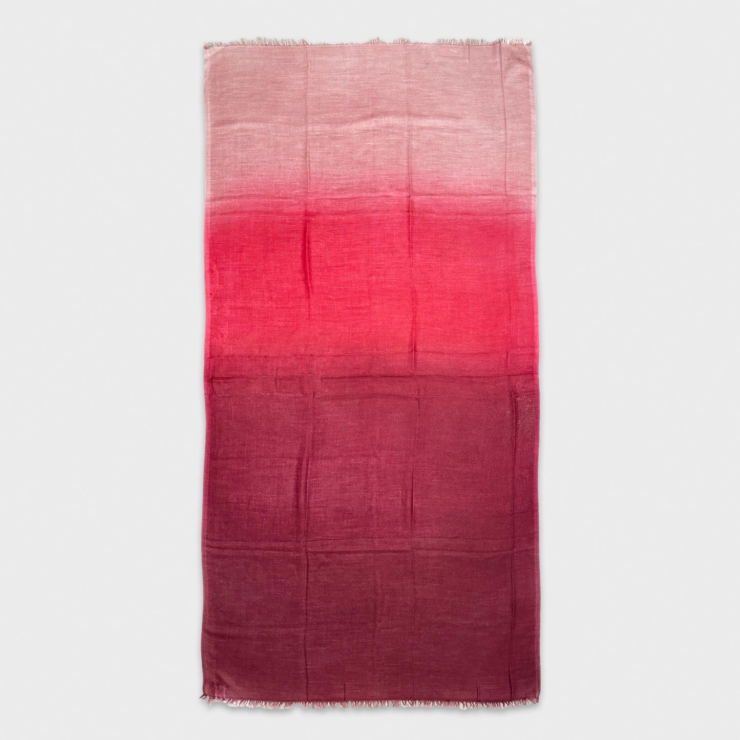 Refined cashmere scarf  shade pink, made in Italy by Faliero Sarti for Wools Boutique Uomo Geneva. Hanmade scarf soft and warm cashmere, ideal to wear in the 4 seasons