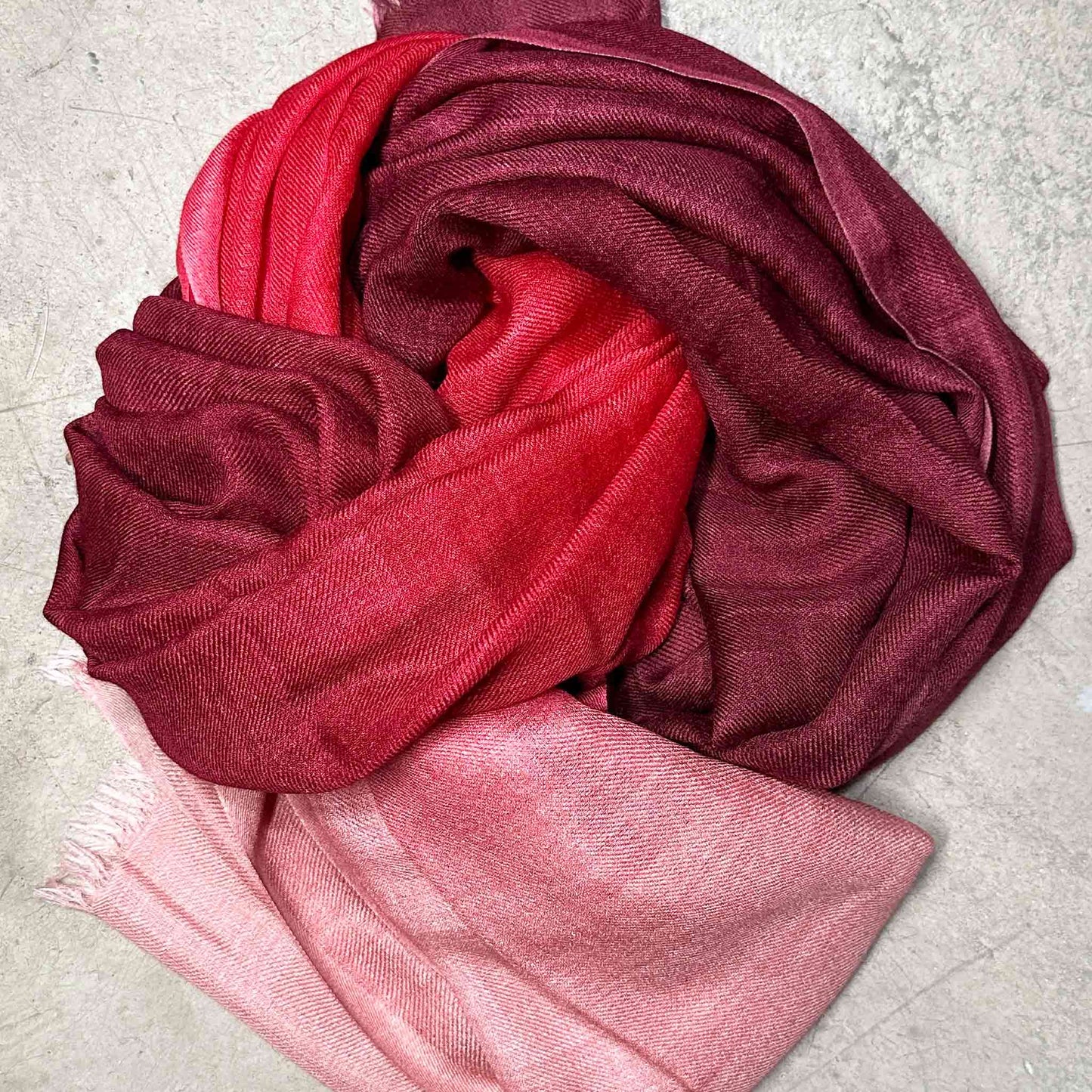 Écharpe en cachemire rose à Genève