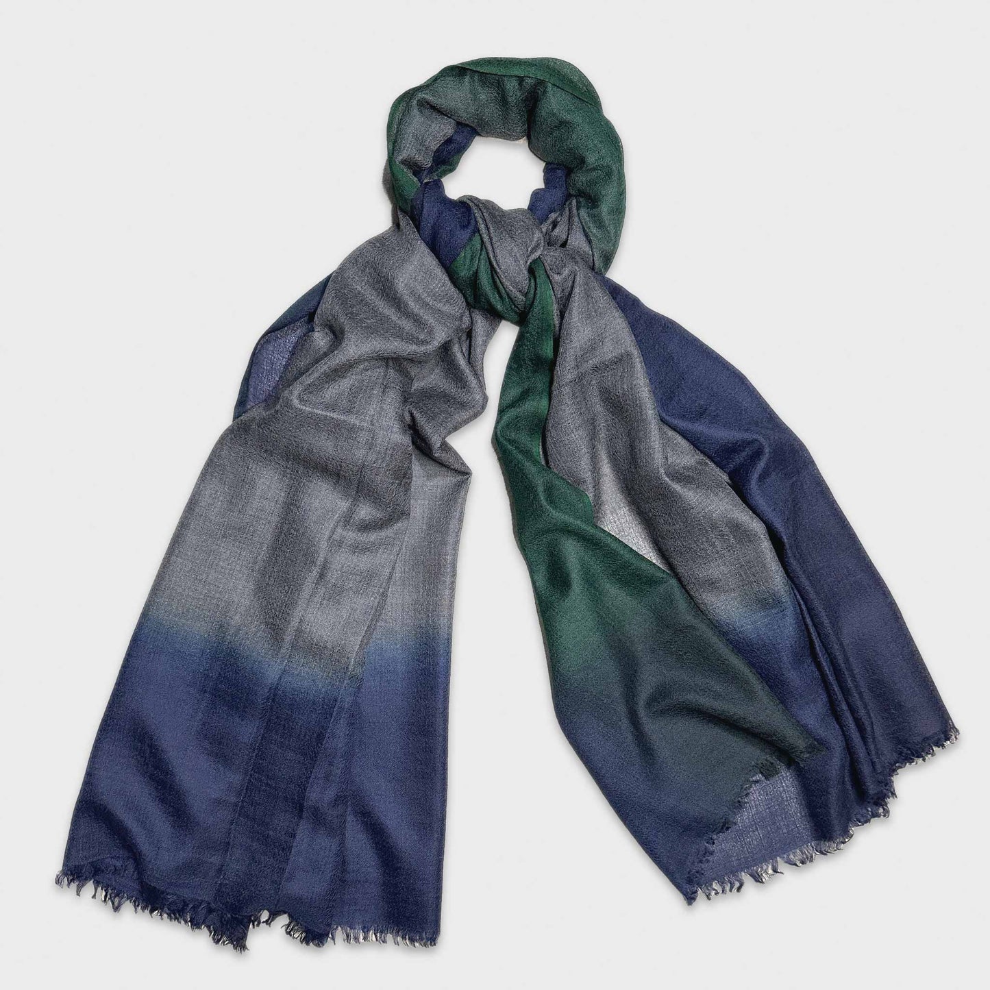 Boutique d'écharpes en cachemire vert bleu à Genève. Élégante écharpe unisexe en cachemire bleu et vert, fabriquée en Italie par Faliero Sarti. Cachemire doux et chaud, idéal en toute saison.