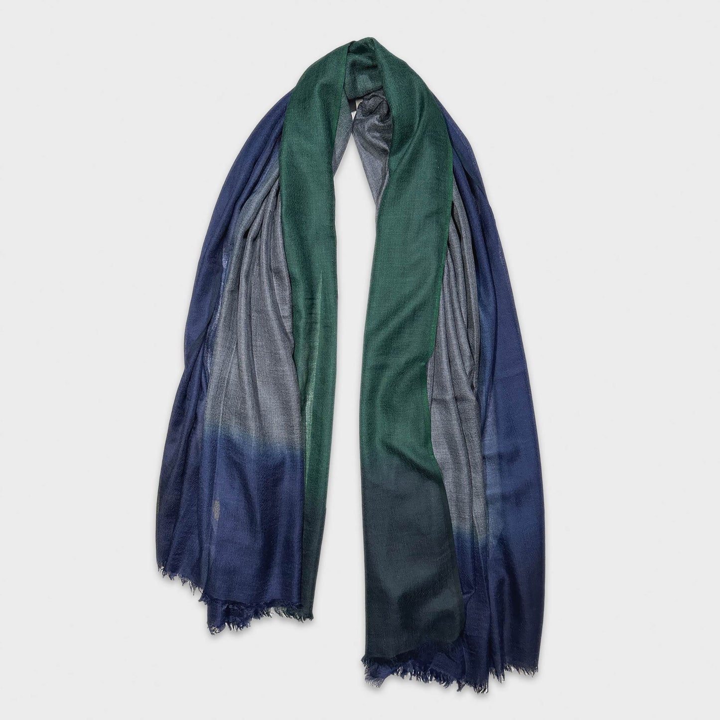Élégante écharpe unisexe en cachemire bleu et vert, fabriquée en Italie par Faliero Sarti. Cachemire doux et chaud, idéal en toute saison. Wools Boutique Uomo Genève