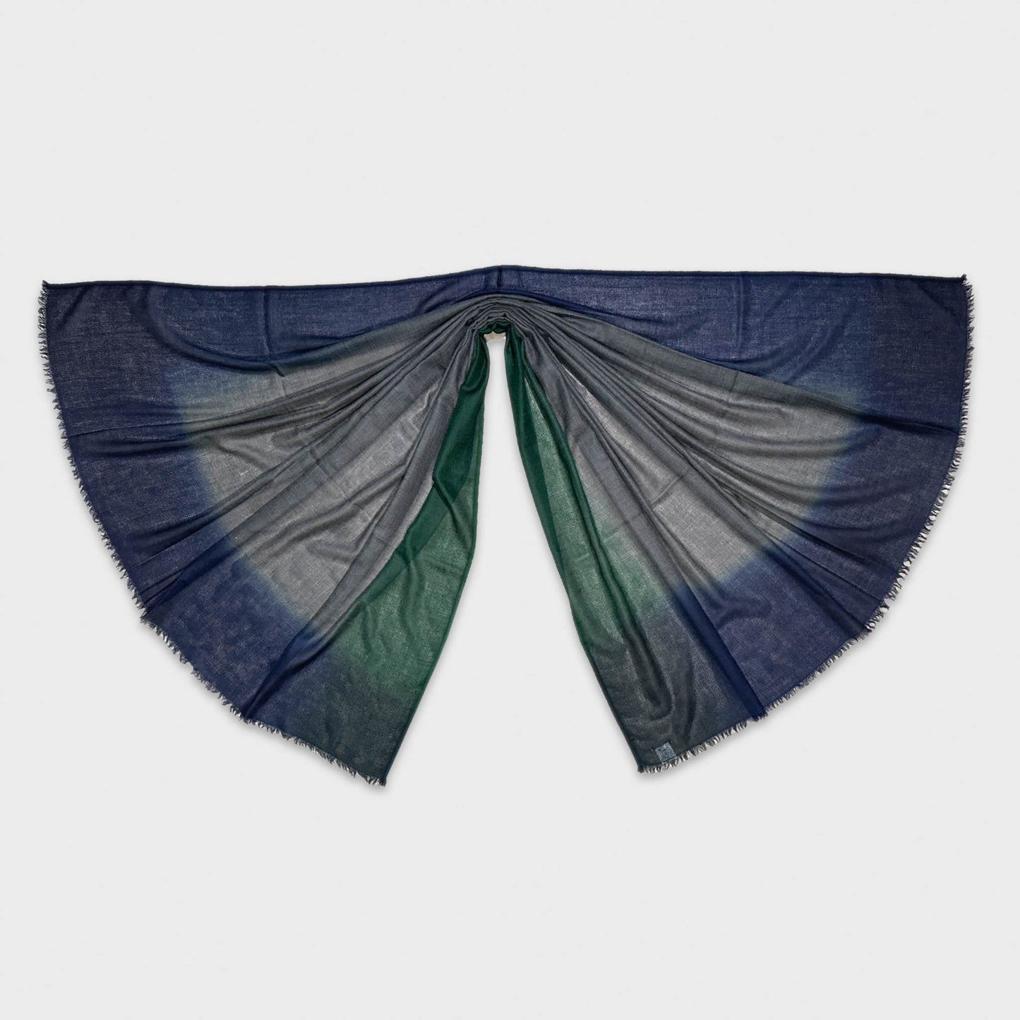 Élégante écharpe unisexe en cachemire bleu et vert, fabriquée en Italie par Faliero Sarti. Cachemire doux et chaud, idéal en toute saison.