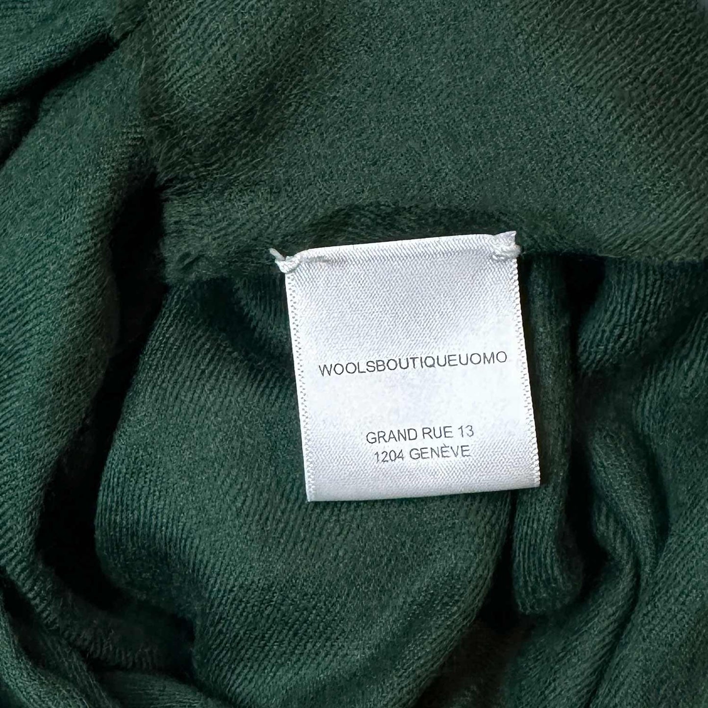 Discover the forest green cashmere scarf, exclusively crafted in Italy. Shop this luxurious mono color scarf at Wools Boutique Uomo in Geneva.