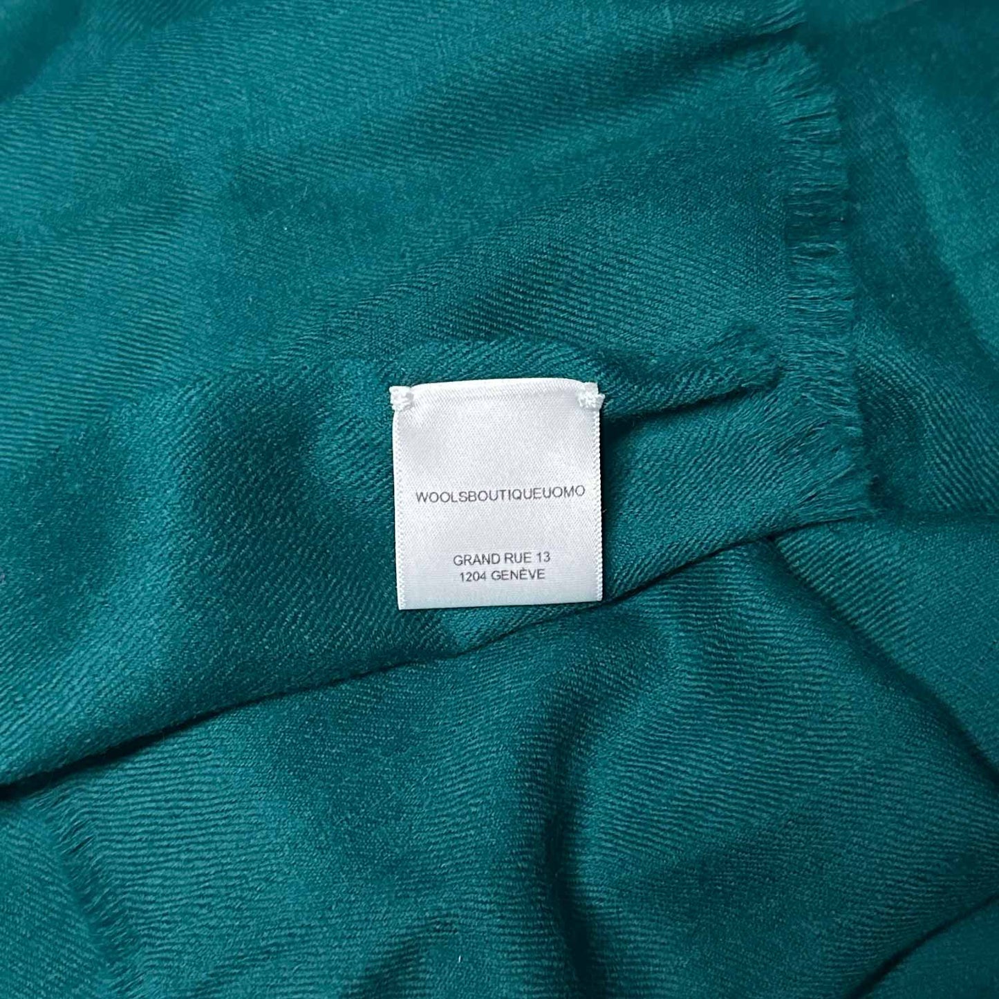 Discover the exclusive emerald green cashmere scarf made in Italy, available at Wools Boutique Uomo in Geneva. Shop the finest mono color scarf for a touch of luxury.