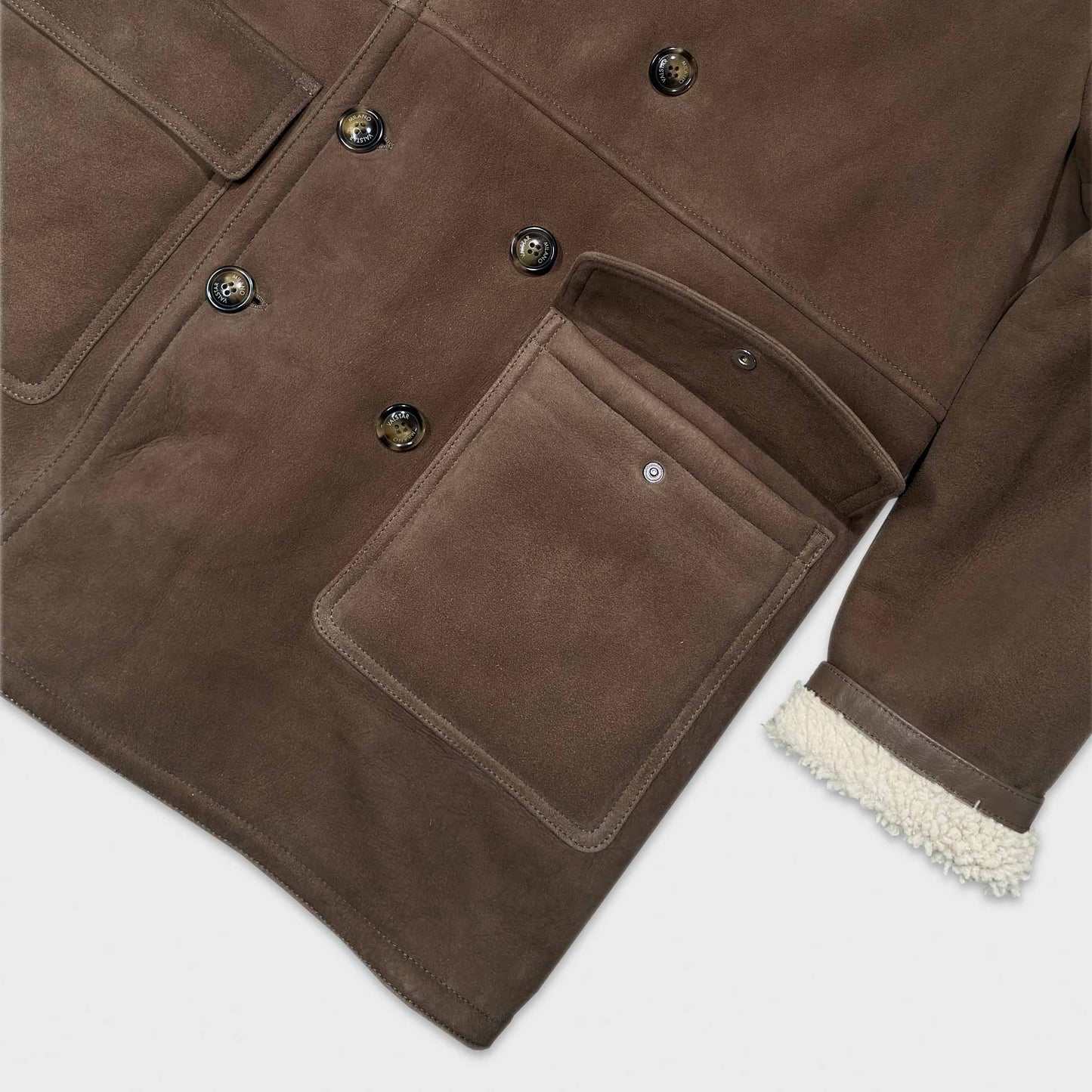 Caban Valstar en peau lainée marron noyer. Complétez votre garde-robe d'hiver avec notre luxueux caban en peau lainée marron noyer, confectionné en Italie par Valstar avec le cuir de la plus belle qualité de Genève.