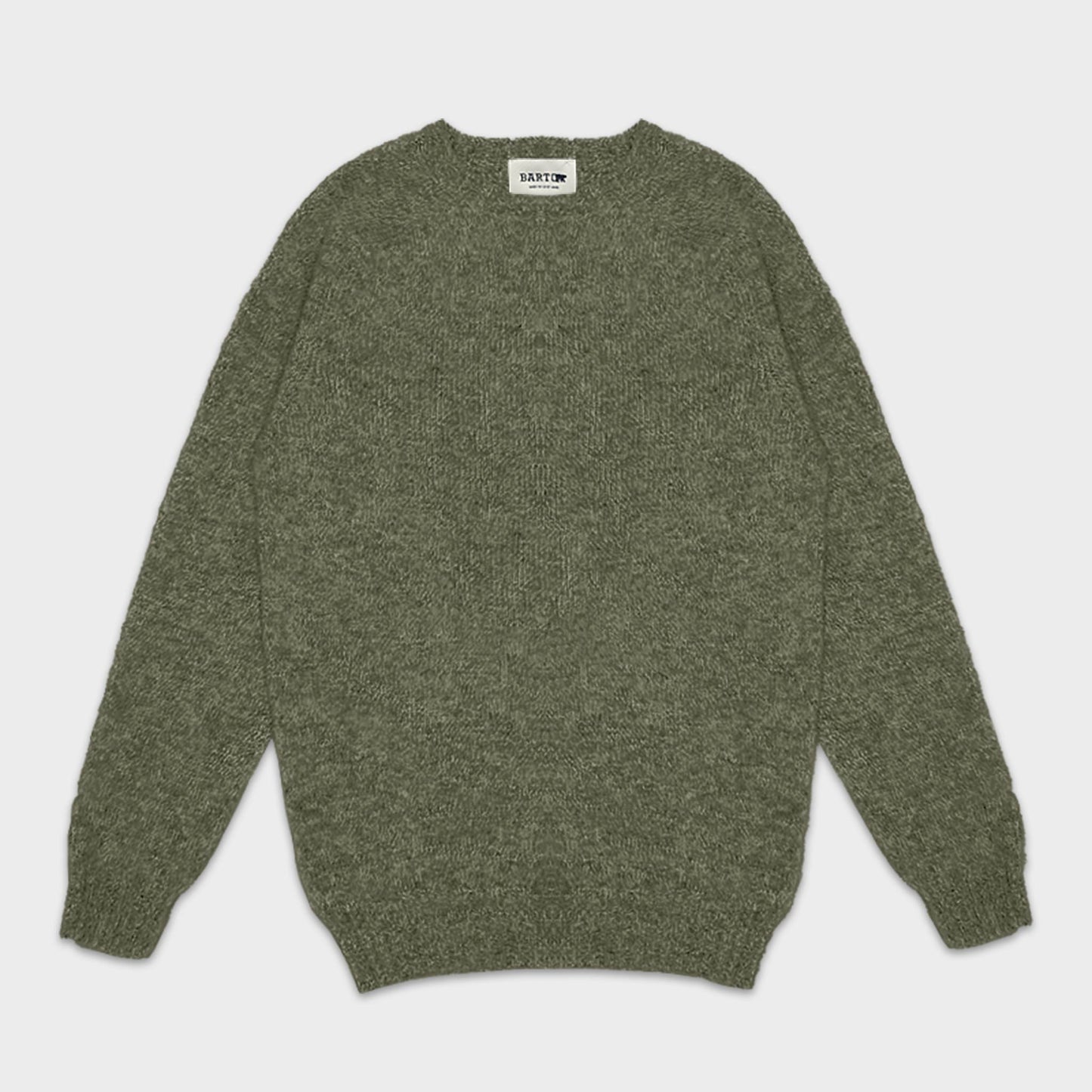 Loden Green Shetland Wool Men's Clothing Boutique Switzerland. Refined green shetland wool sweater made in Scotland, available at men's clothing boutique geneva, ribbed collar, raglan sleeves, warm unisex crewneck sweater