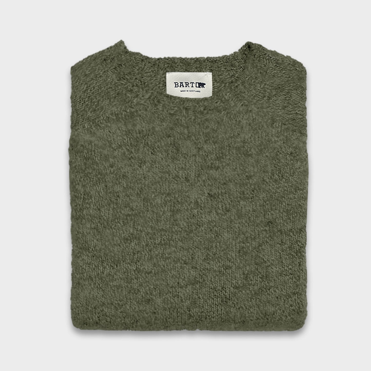Loden Green Shetland Wool Men's Clothing Boutique Switzerland. Refined green shetland wool sweater made in Scotland, available at men's clothing boutique geneva, ribbed collar, raglan sleeves, warm unisex crewneck sweater