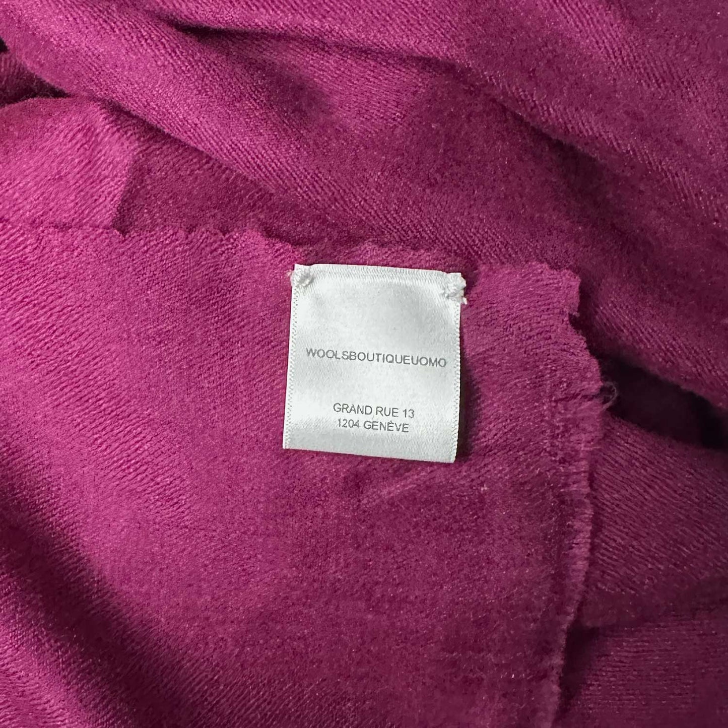 Explore our magenta cashmere scarf, exclusively crafted in Italy for Wools Boutique Uomo in Geneva. Refined mono color scarf for your elegant outfits.
