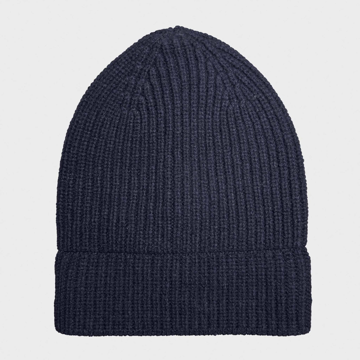 Bonnet côtelé en cachemire bleu marine. Boutique d'accessoires de luxe à Genève. Fabriqué en Italie par Doriani, ce bonnet doux en cachemire côtelé 100 % cachemire est un modèle unisexe idéal, taille unique, doux et chaud, idéal par temps froid et venteux.