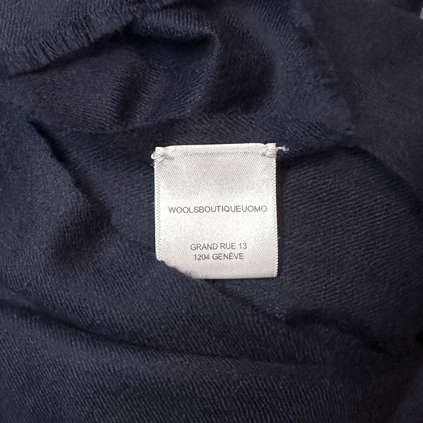 Discover the timeless navy blue cashmere scarf made in Italy, available at Wools Boutique Uomo in Geneva. Shop the finest mono color scarf for a touch of luxury.