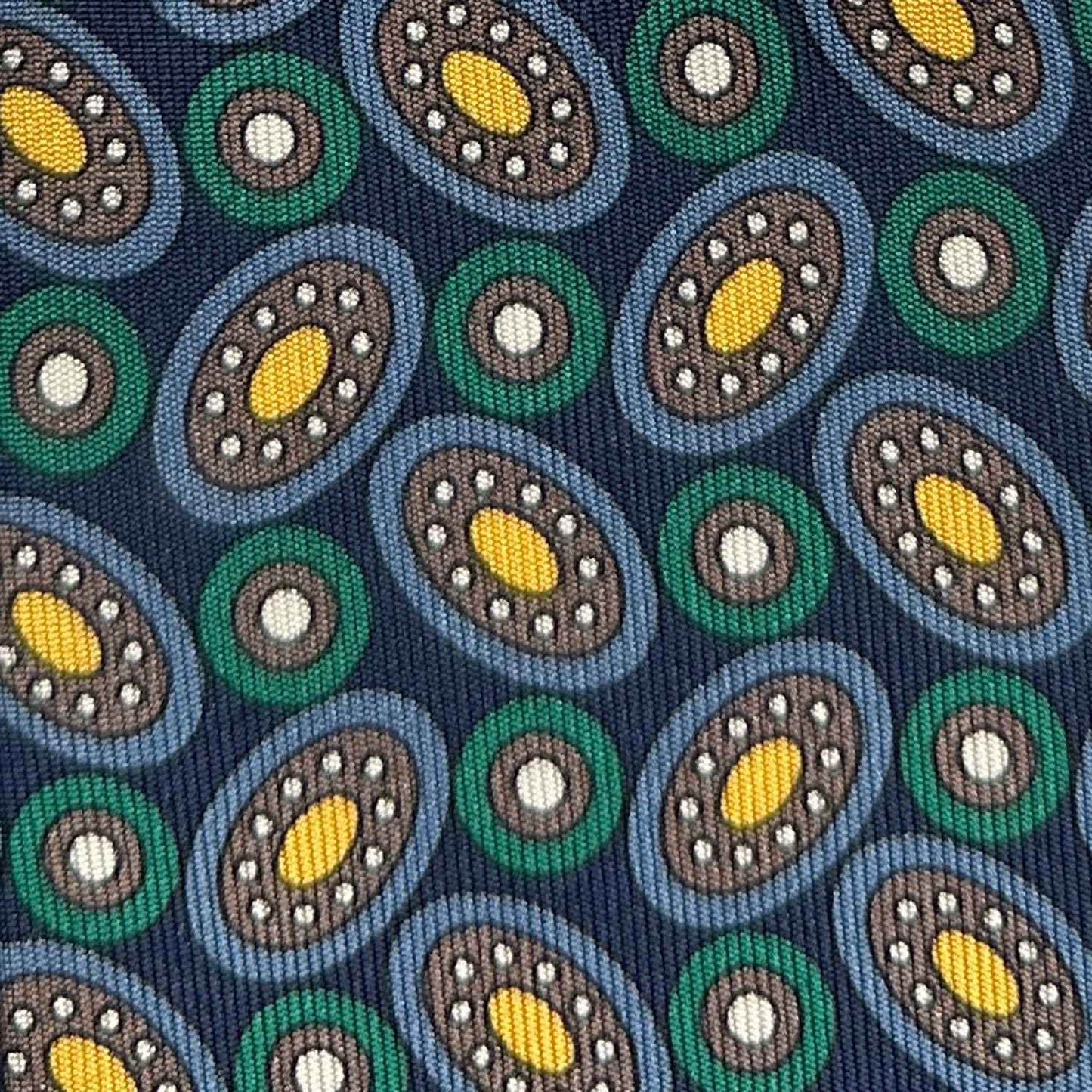 Cravate en soie bleue à motif planètes géométriques.