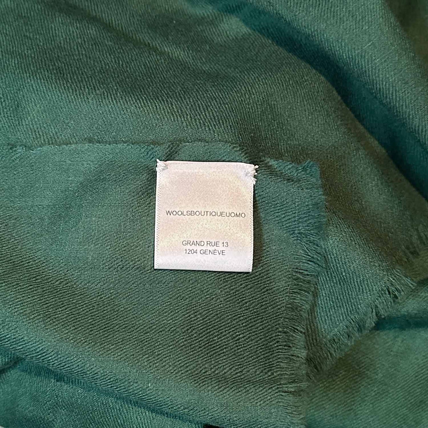 Experience the luxury of a high-quality with mono color scarf. Shop the pine green cashmere scarf made in Italy at Wools Boutique Uomo in Geneva.