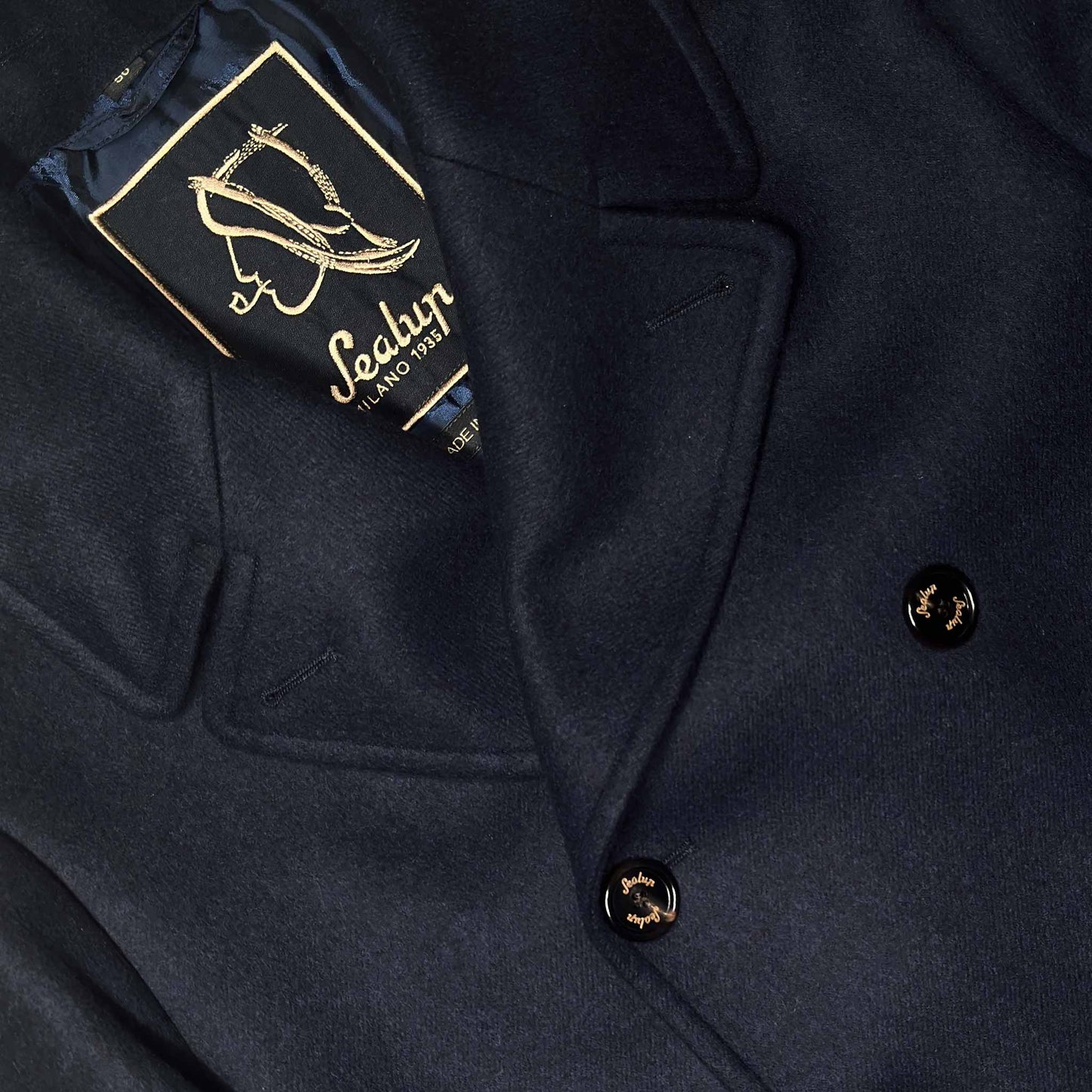 Sealup Peacoat Loro Piana Rain System Lambswool Navy Blue. Discover the navy blue wool peacoat mens made with fabric by Loro Piana Rain System, water repellent peacoat, ideal to wear with formal outfits and free time, discover in Wools Boutique Uomo Geneva