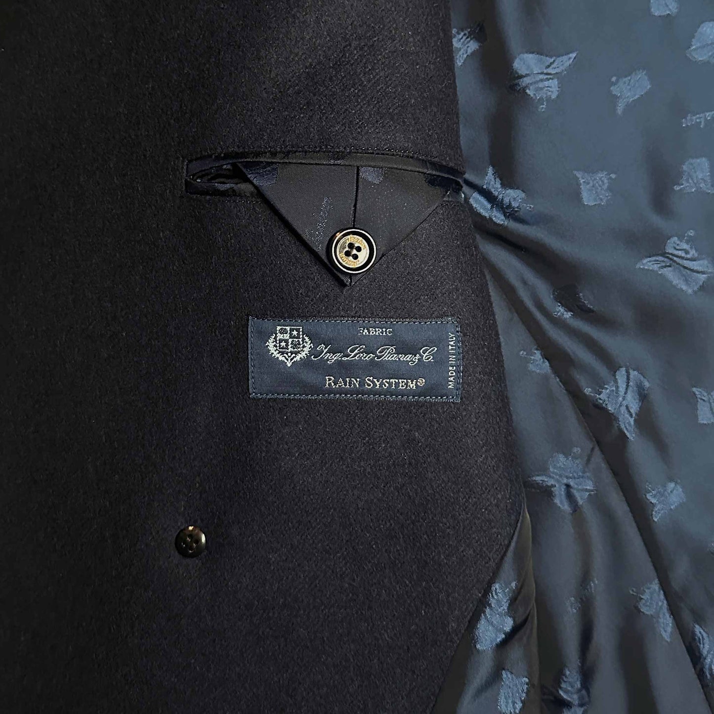 Sealup Peacoat Loro Piana Rain System Lambswool Navy Blue. Discover the navy blue wool peacoat mens made with fabric by Loro Piana Rain System, water repellent peacoat, ideal to wear with formal outfits and free time, discover in Wools Boutique Uomo Geneva