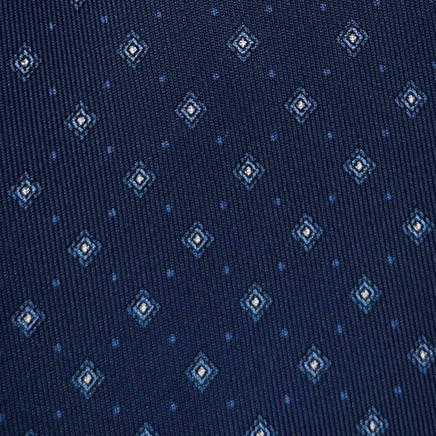 Cravate en soie bleue fabriquée en Italie motif micro losanges.