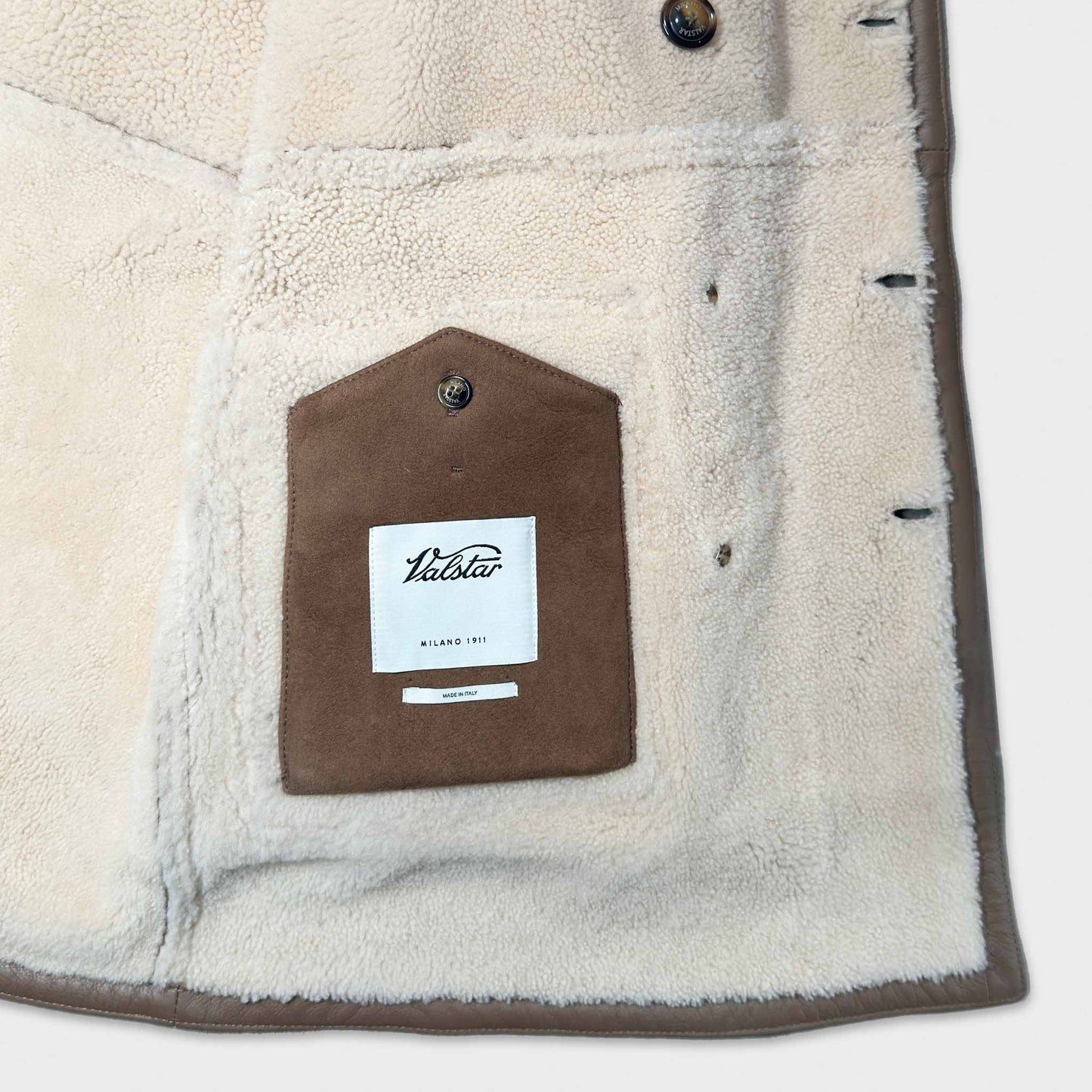 Caban Valstar en peau lainée marron noyer. Complétez votre garde-robe d'hiver avec notre luxueux caban en peau lainée marron noyer, confectionné en Italie par Valstar avec le cuir de la plus belle qualité de Genève.