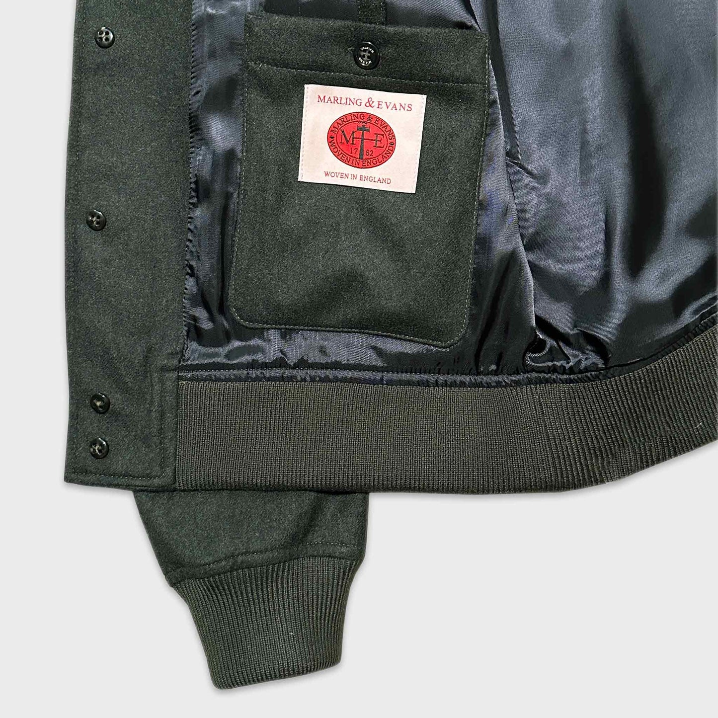 Achetez maintenant la veste bomber en laine verte pour homme Valstarino fabriquée avec un tissu en laine flanelle Marling & Evans en exclusivité pour Wools Boutique Uomo Geneva