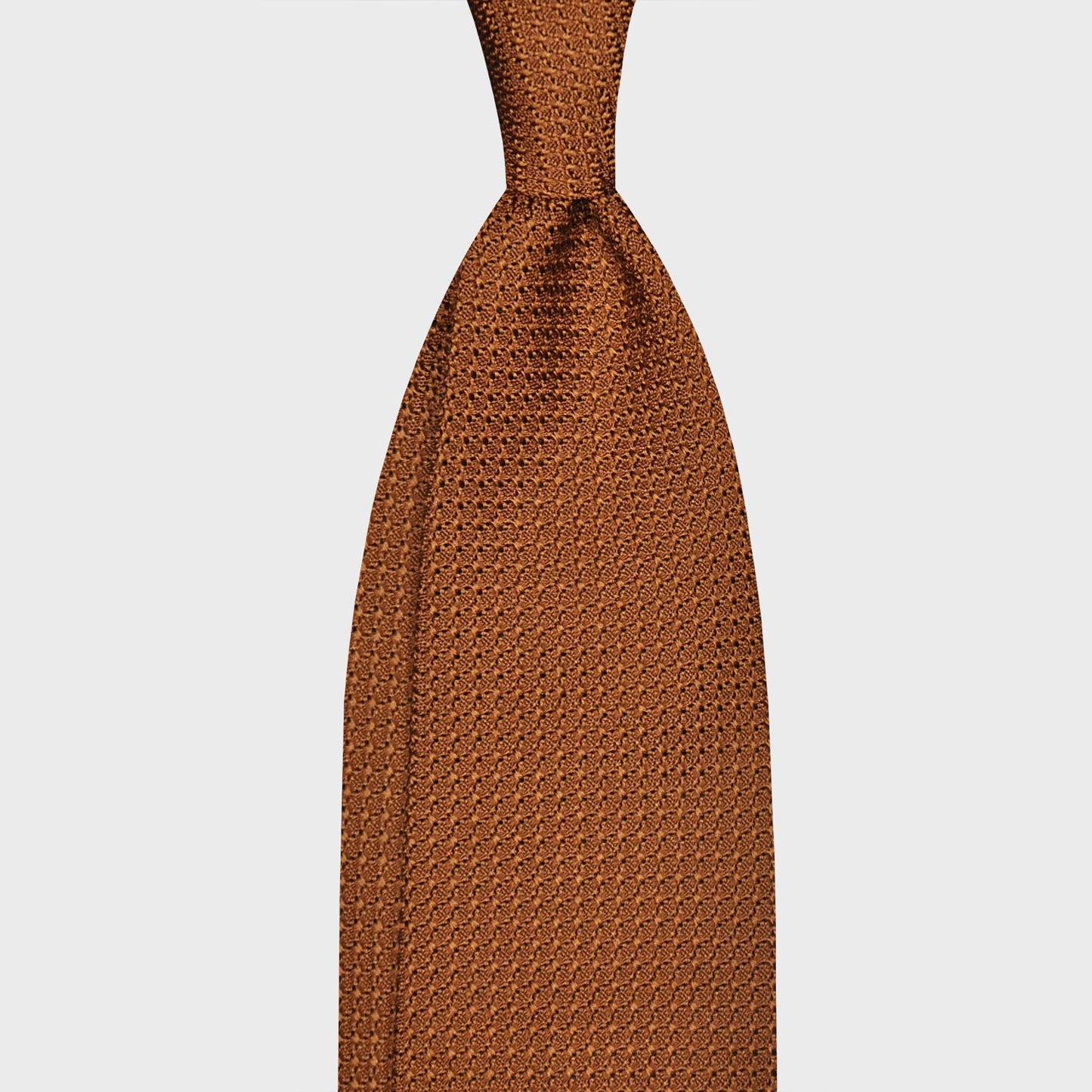 Cravate en soie marron, fabriquée à la main en Italie, disponible dans la boutique de vêtements pour hommes Wools Boutique Uomo à Genève. F.Marino Grenadine Silk Tie Chunky Gauze 3 Folds Copper Brown-Wools Boutique Uomo