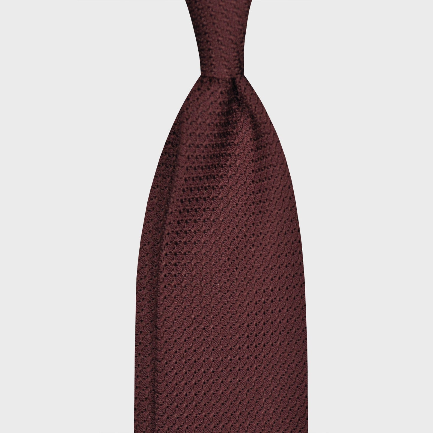 Cravate en soie bordeaux, fabriquée à la main en Italie, disponible dans la boutique de vêtements pour hommes Wools Boutique Uomo à Genève. F.Marino Grenadine Silk Tie Chunky Gauze 3 Folds Burgundy-Wools Boutique Uomo