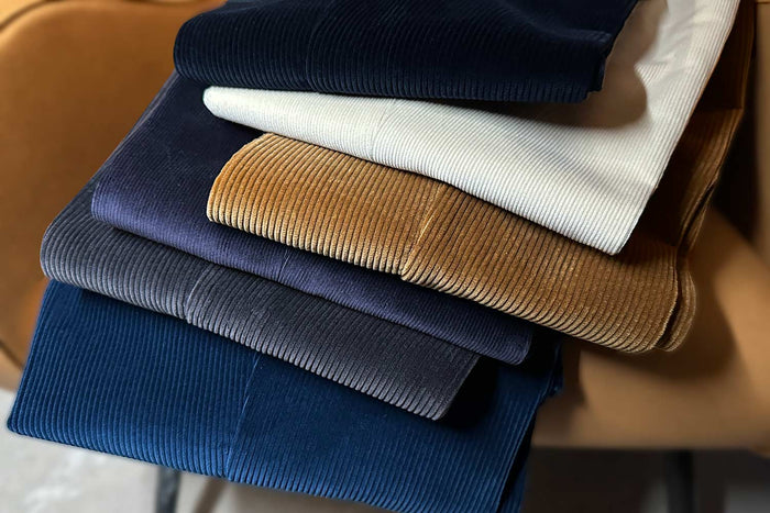 Corduroy trousers, history and elegance of an Italian and English fabric