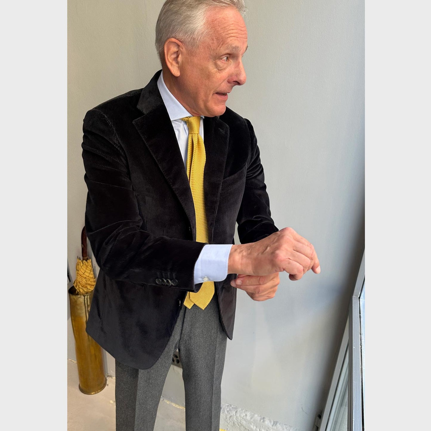Boutique à Genève pour cravate en soie grenadine unicolore jaune canari, fabriquée à la main en Italie, disponible chez Wools Boutique Uomo, boutique homme Grand-Rue 13 1204 Genève