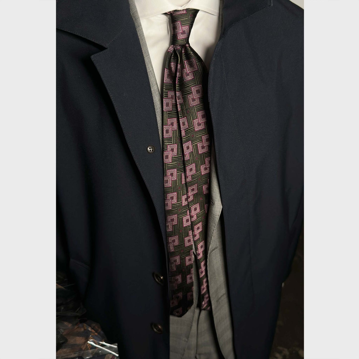 Men's outfit with Art Déco Silk Tie Geometric Pattern Lime Green. Discover in the Wools Boutique Uomo tie store in Geneva.