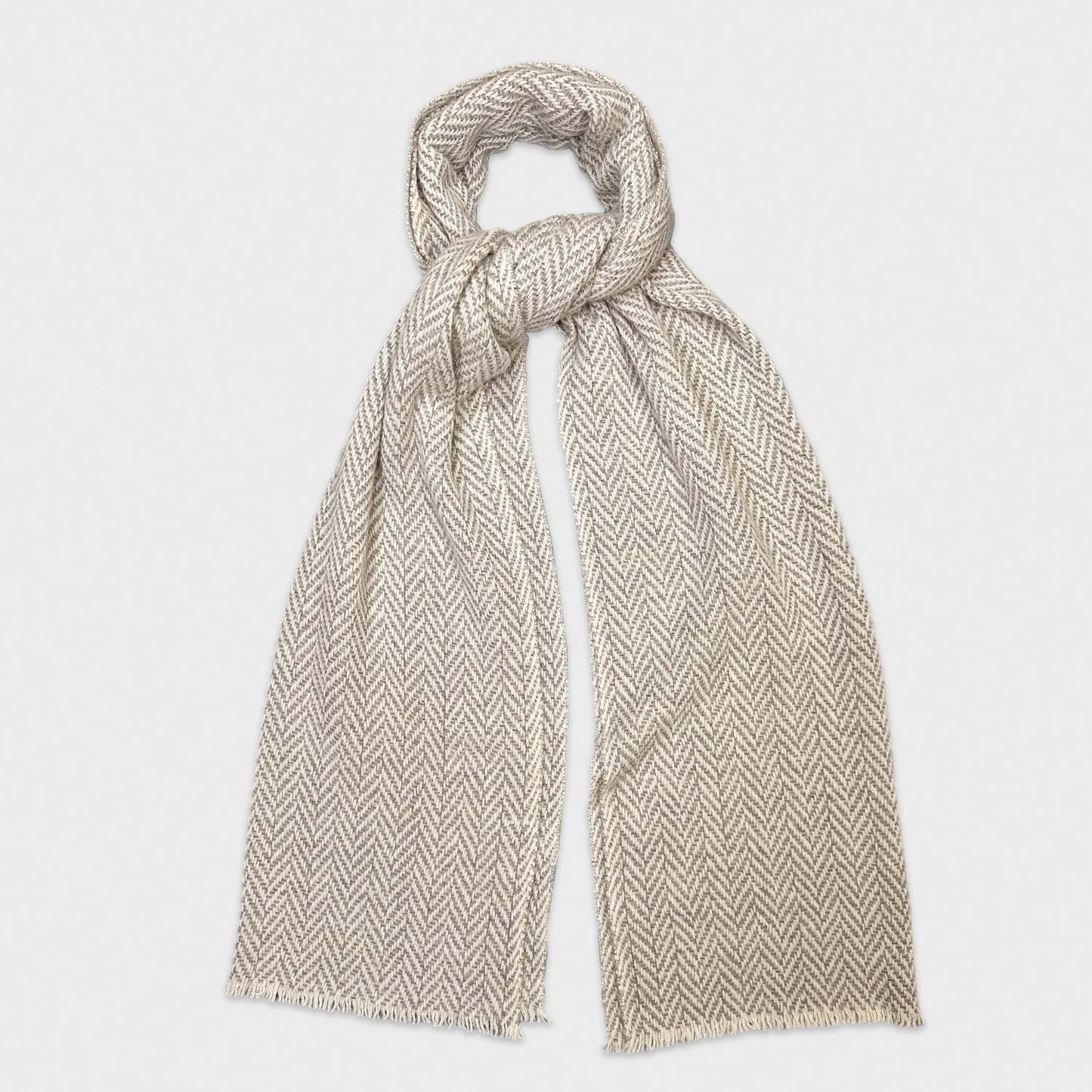 Beige Herringbone Cashmere Scarf 19 andrea's 47. Soft cashmere shawl, iconic herringbone scarf ideal as a unisex scarf or cashmere shrug, made in Italy by 19 Andrea's 47 for Wools Boutique Uomo, beige and ivory white color