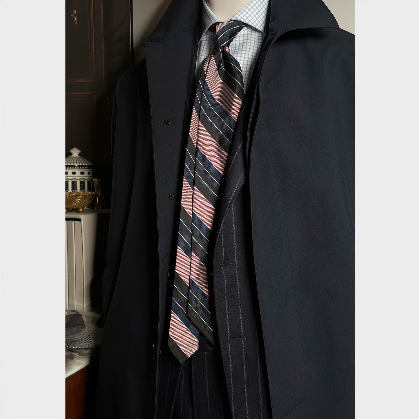 Mens' outfit with Silk Tie Large Regimental Stripe Navy Blue. Discover in the Wools Boutique Uomo tie shop in Geneva.