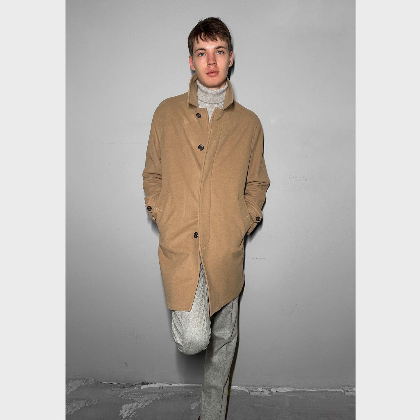 Camel Coat Wool Cashmere Sealup Shop Geneva. Men's camel coat Sealup made in Italy with soft wool and cashmere, single breasted, warm and soft to the touch fabric, discover in Wools Boutique Uomo Geneva